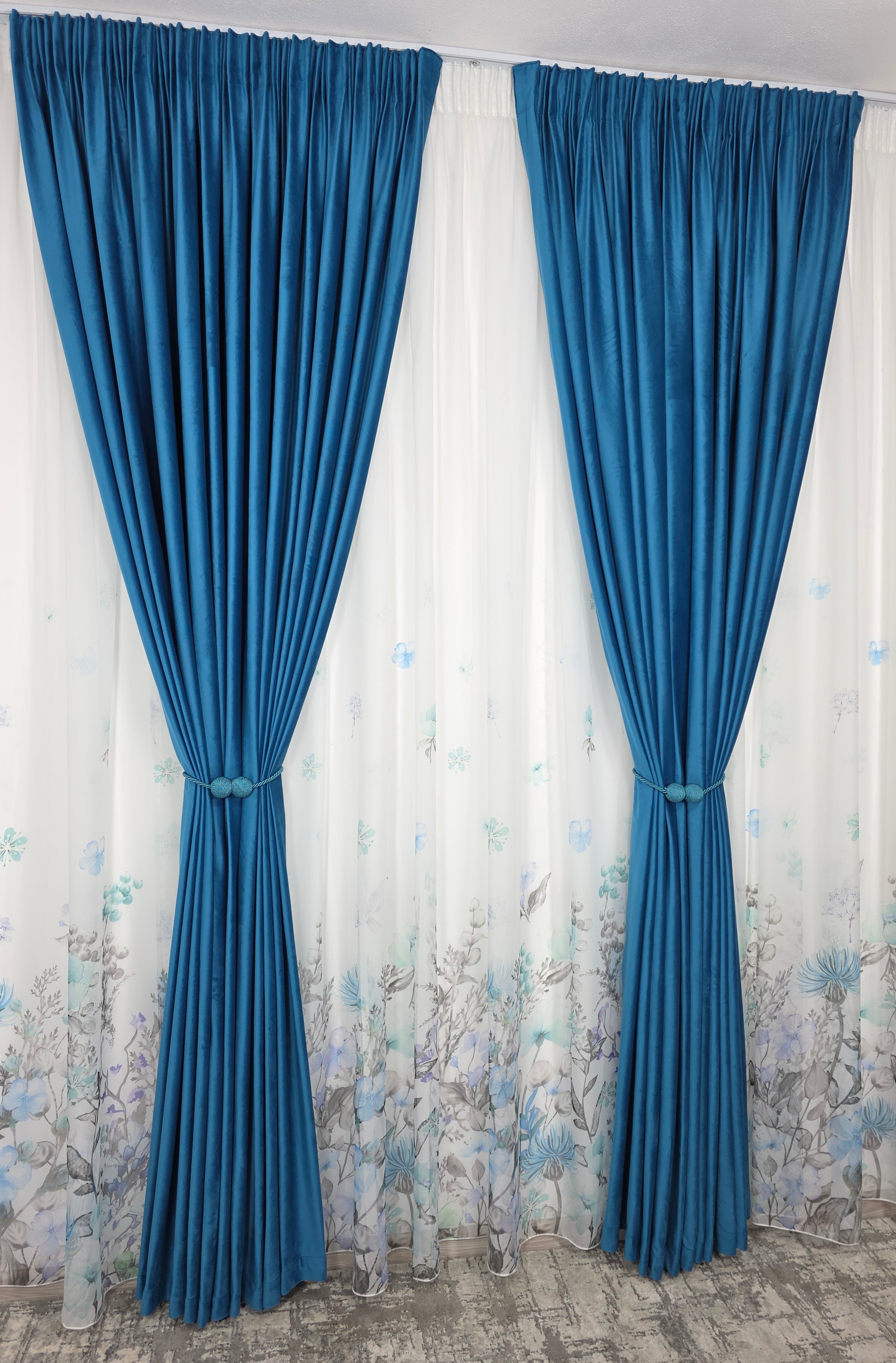 Set Laguna de Safir: Perdea Din Voal Cu Model Floral Si Draperie Catifea Turcoaz Azur