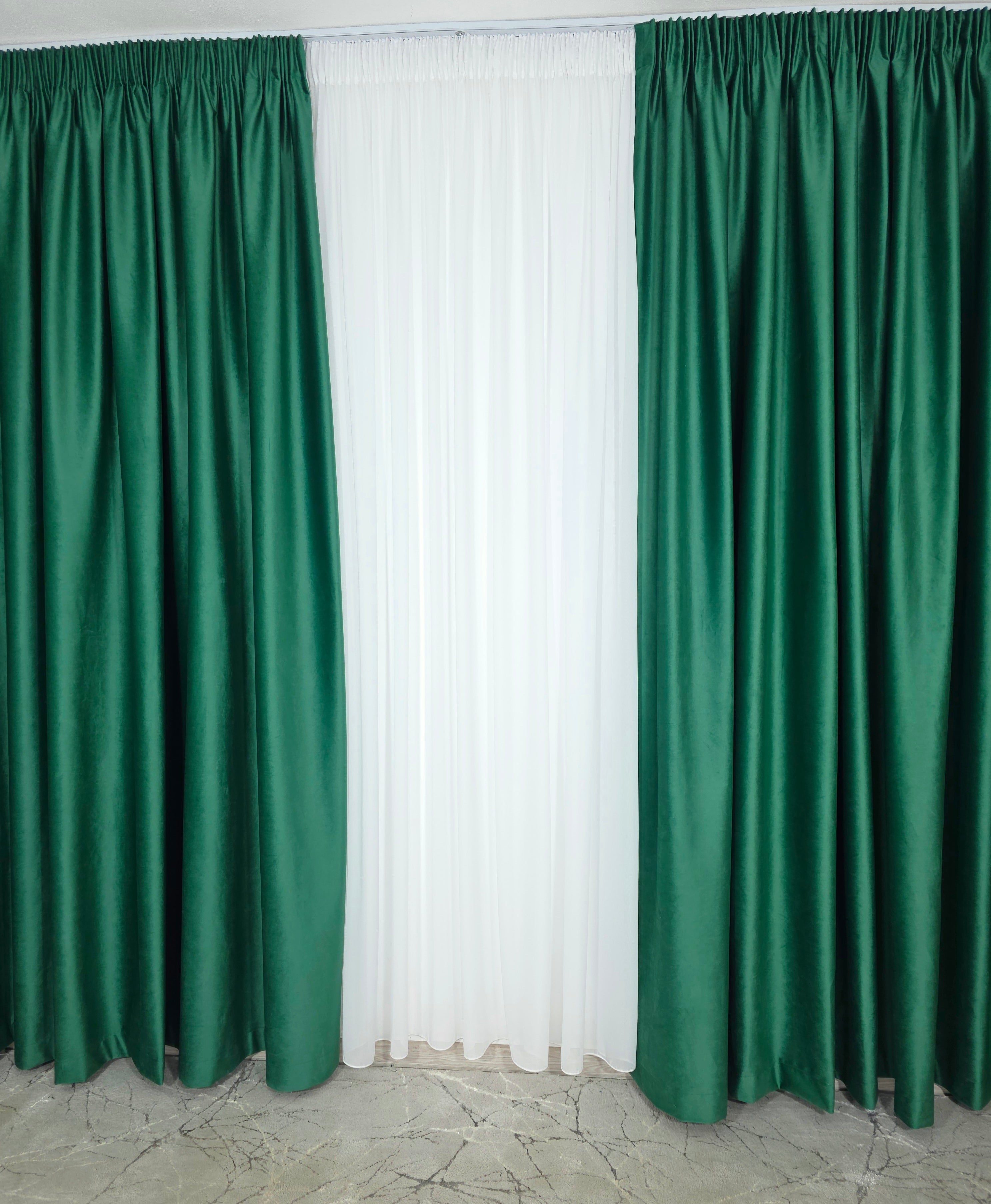 Set Premium: Perdea Matase Alba și Draperie Verde Smarald Catifea Garantat Opacă Blackout 100%
