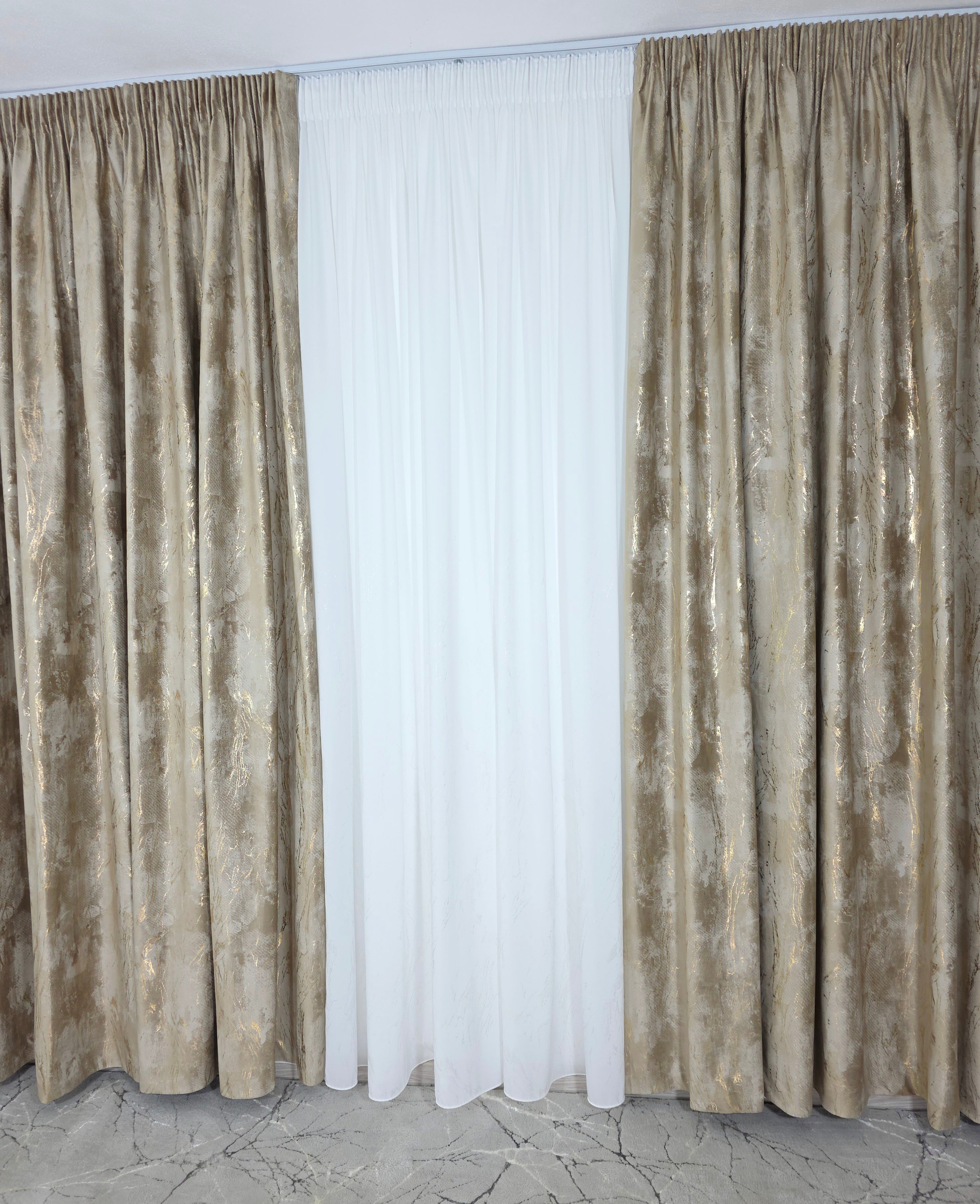 Colectia Venetia: perdea din matase cu insertii aurii varianta 3 si draperie din catifea cu insertii aurii - Auriu