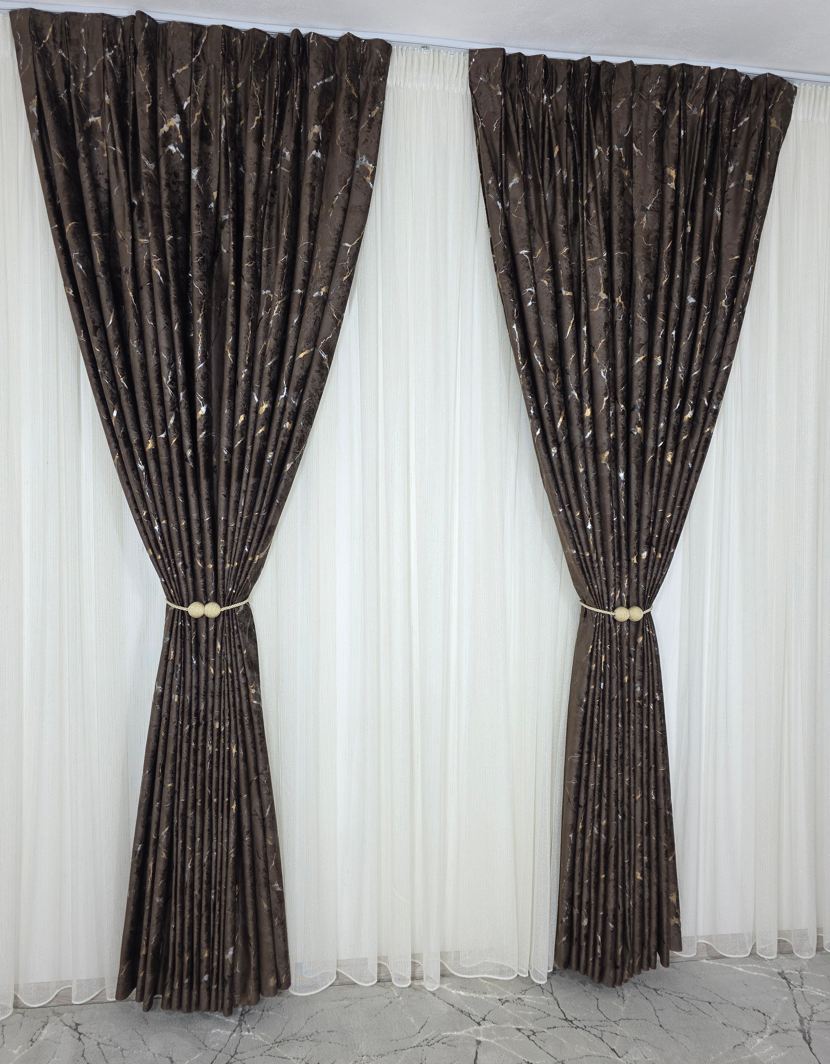 Colectia Majestic: Perdea Crem Din Borangic Cu Sidef Auriu Si Draperie Catifea Maro Cu Insertii