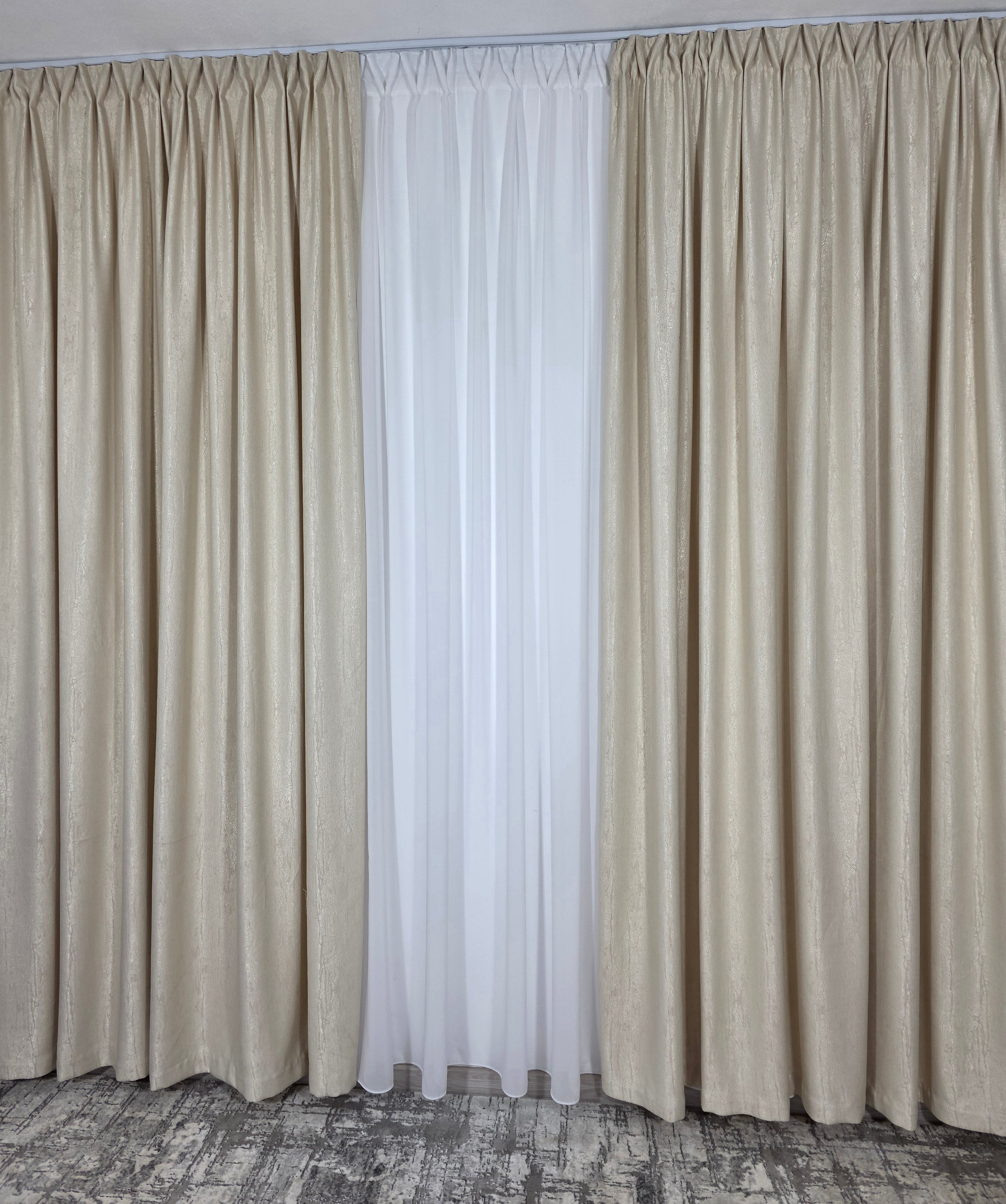 Colectia Lucy: perdea alba simpla voal si draperie crem cu model de vopsea decorativa
