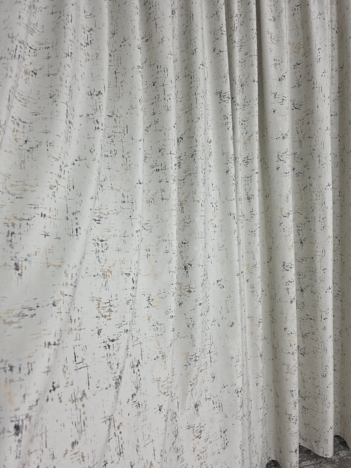 Colectia Royal Crem: Set Ideal pentru Livinguri si Dormitoare in Nuante de Crem, Bej, Alb, Gri sau cu Accente Aurii - Perdea Alba din Matase cu Insertii Aurii si Draperie Catifea Crem cu Insertii Aurii - Confectionat pe Comanda