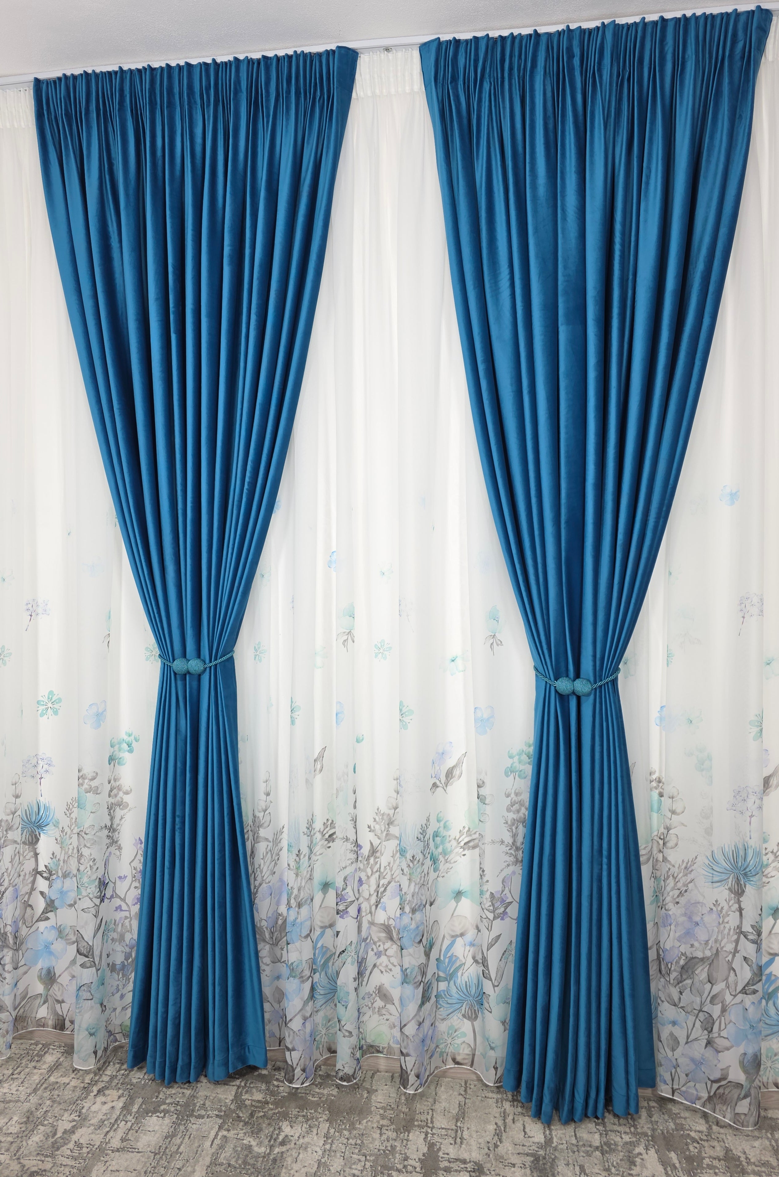 Set Laguna de Safir: Perdea Din Voal Cu Model Floral Si Draperie Catifea Turcoaz Azur