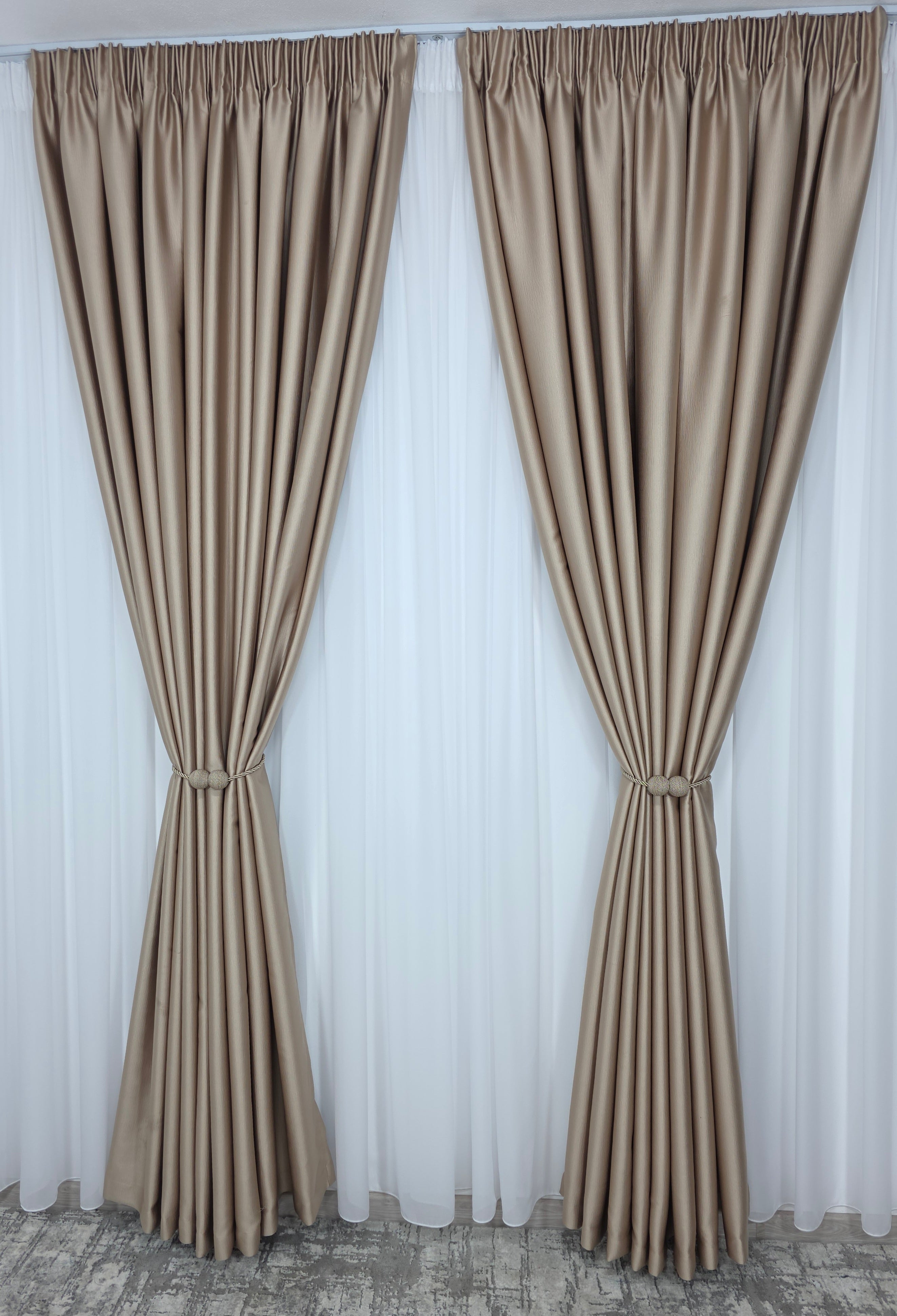 Colectia Noapte-Zi: Perdea voal alb premium si Draperie Paris blackout 100% opaca pe culoarea capucino