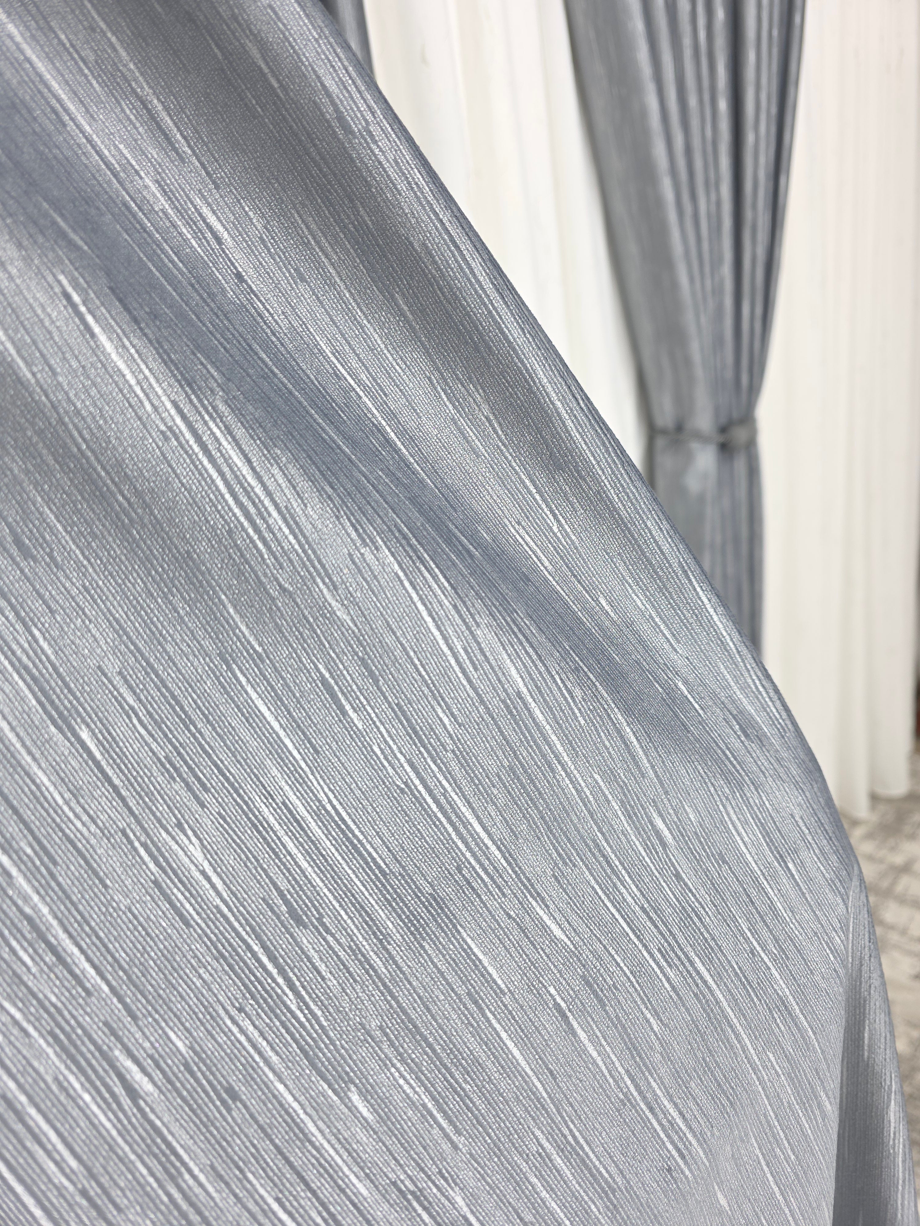 Colectia Valencia: Perdea Alba Din Matase Cu Insertii Aurii Varianta 1 Si Draperie Rolex Catifea Gri Cu Sclipici Auriu