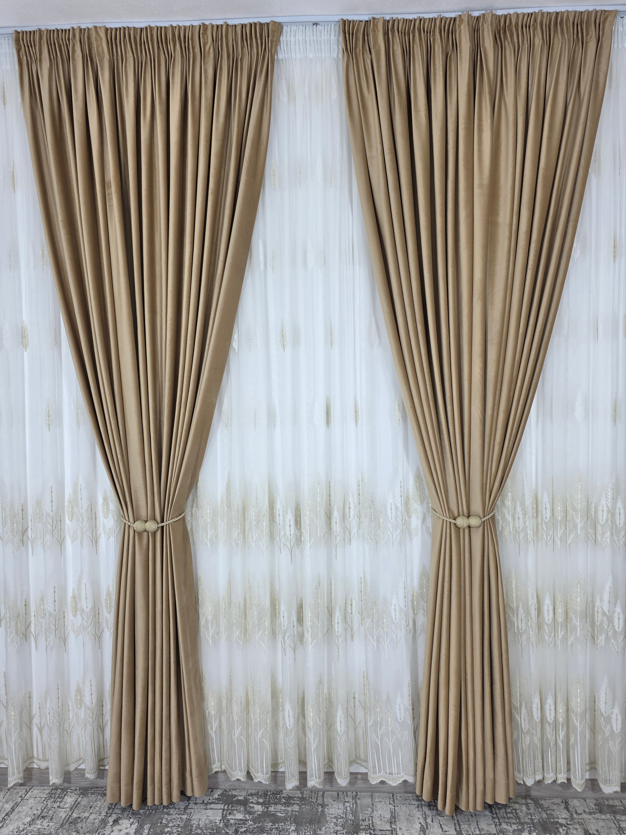 Set Aurora: perdea din bamboo cu broderie crem si draperie din catifea crem-miere