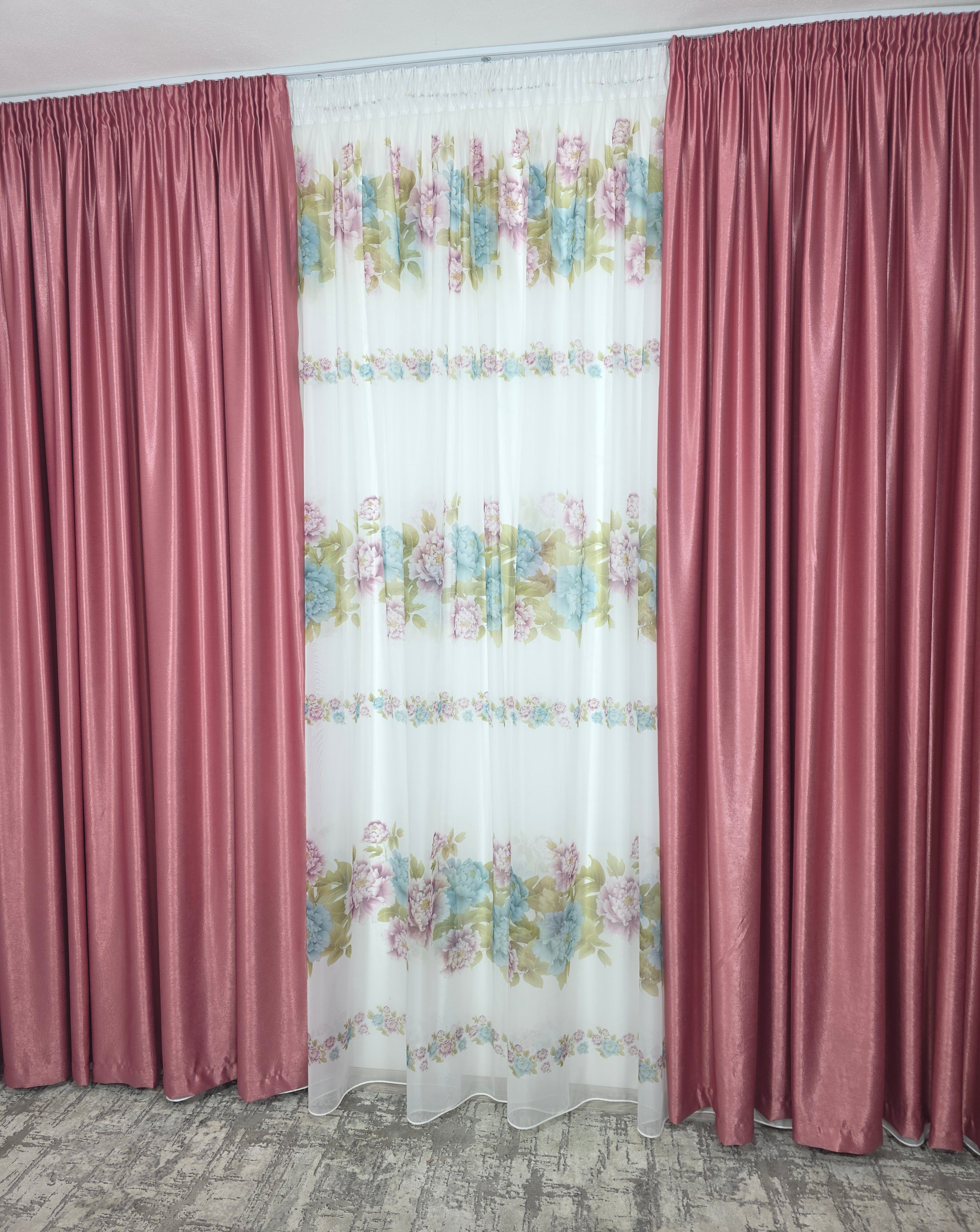 Set Jardin: Perdea Din Voal Cu Model Floral Si Draperie Soft Roz Semi-Opaca