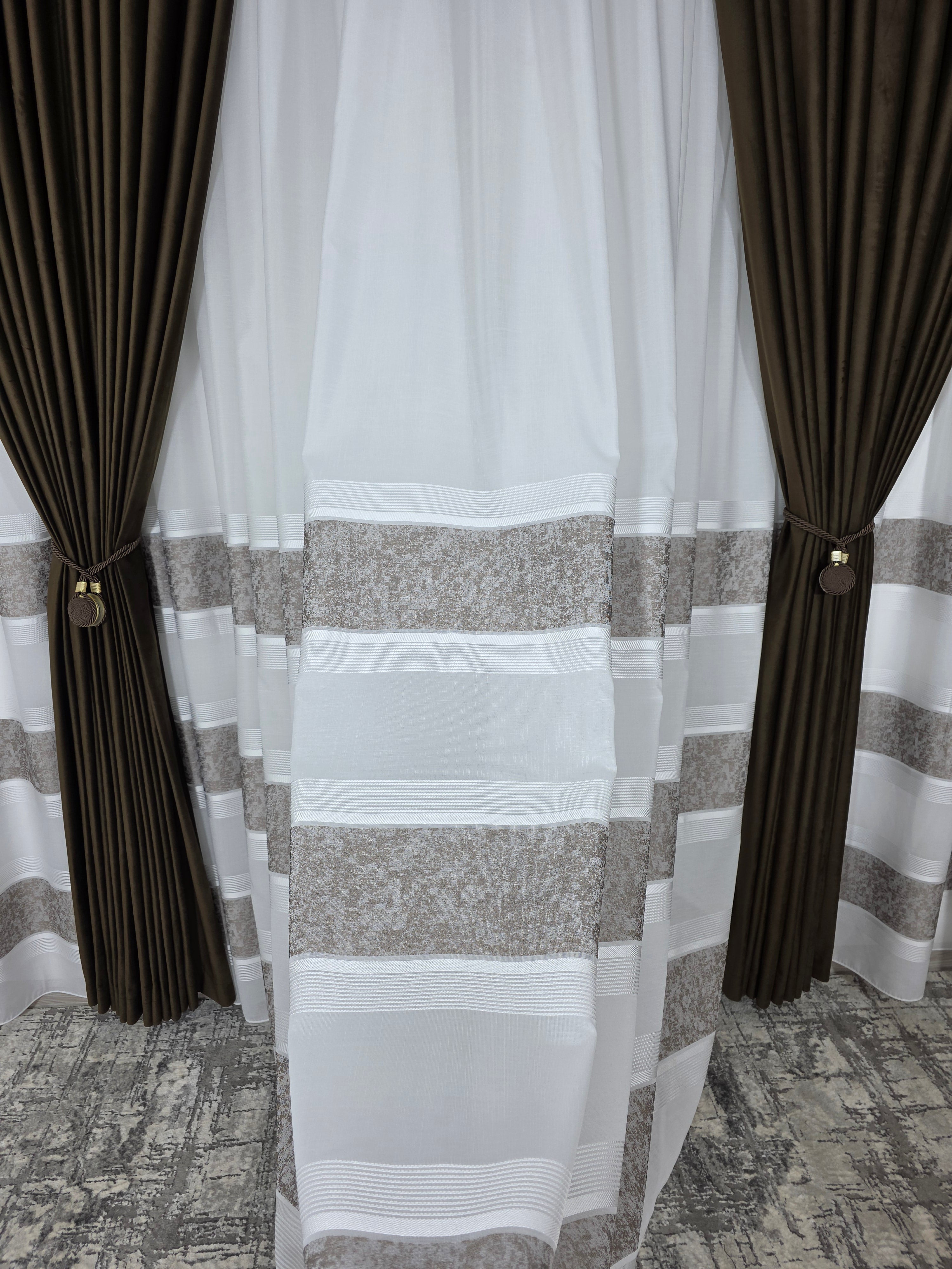 Set Rafaela: perdea din in cristal cu benzi capucino si draperie catifea maro blackout 90%
