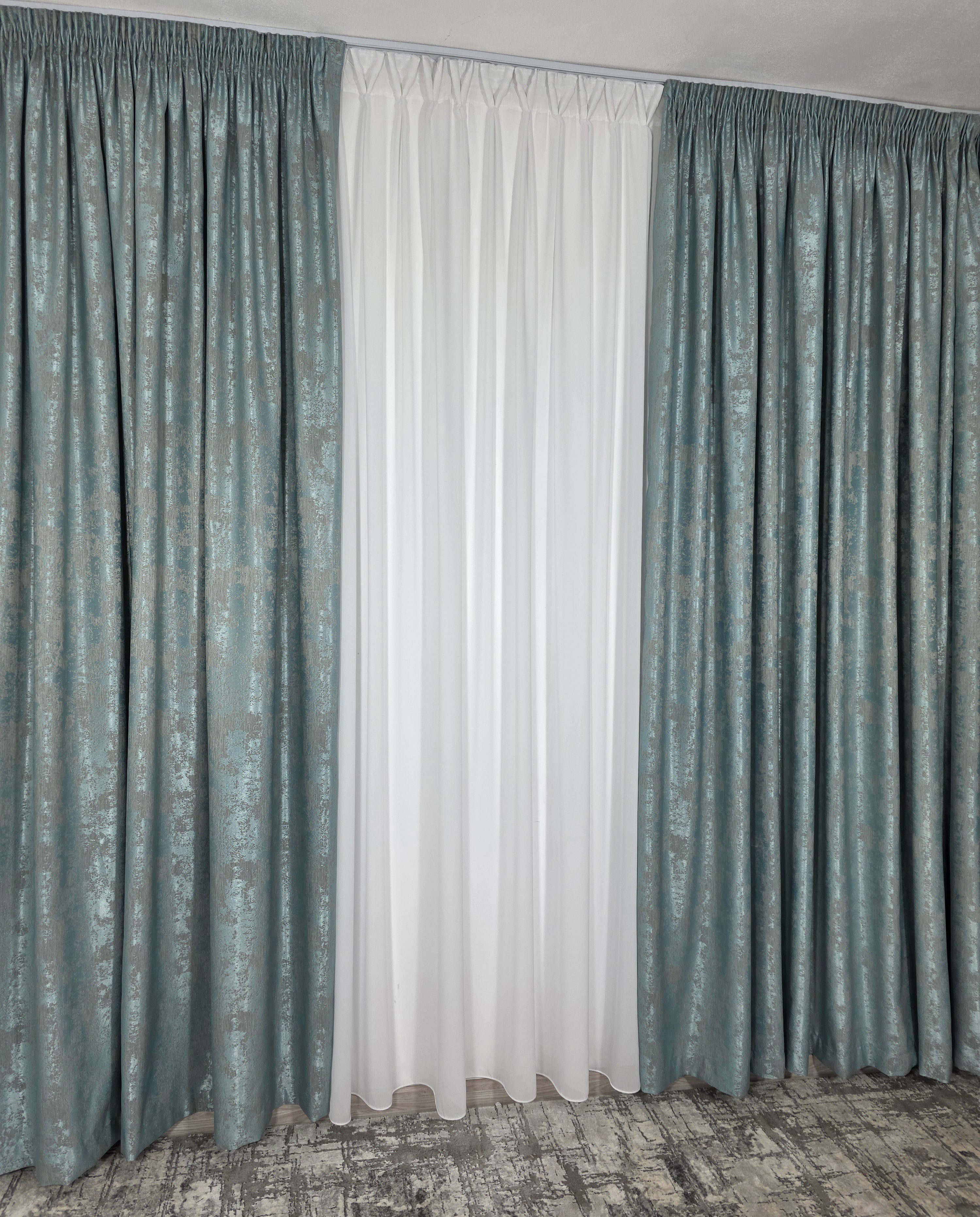 Colectia Decorativa: Perdea Alba Simpla si Draperie Tip Vopsea-Turcoaz Deschis