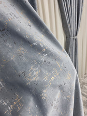 Set Cassandra: Perdea Jorjet Gri Si Draperie Pandantiv Din Catifea Gri Inchis Cu Insertii