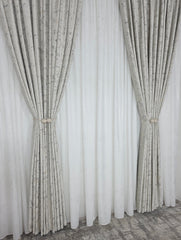Colectia Royal: Perdea Alba Din Matase Cu Insertii Aurii Varianta 2 Si Draperie Catifea Crem Cu Insertii