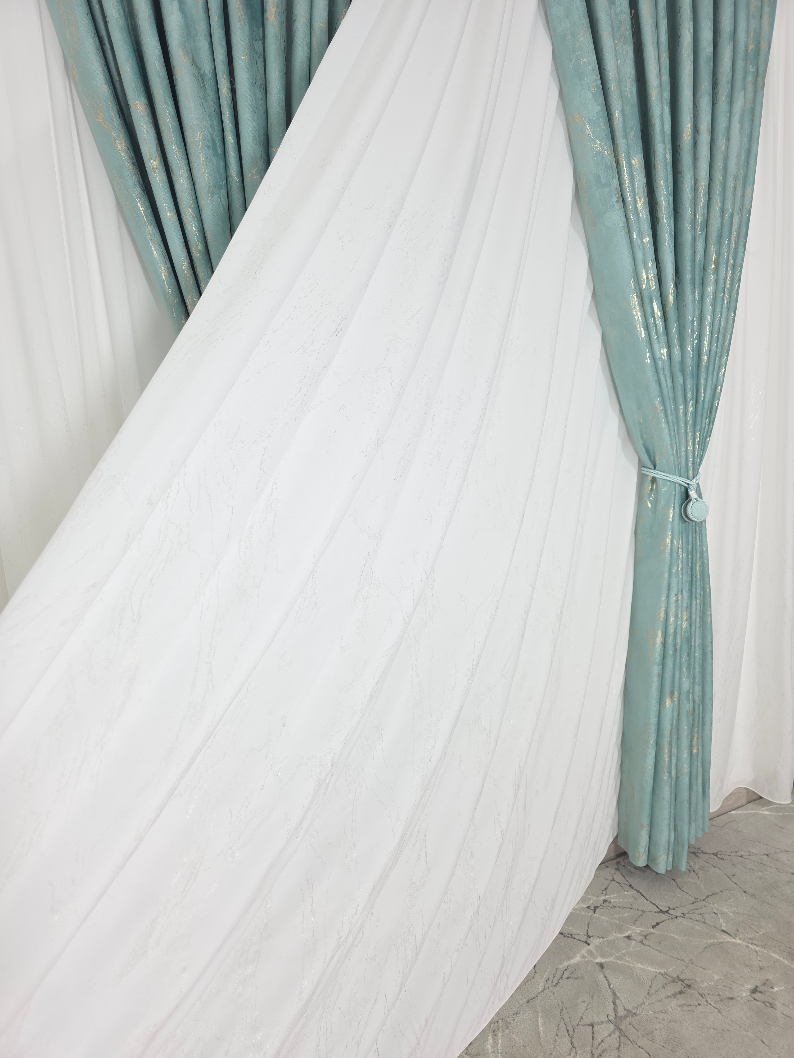 Colectia Venetia: perdea din matase cu insertii aurii varianta 3 si draperie din catifea cu insertii aurii - Verde Menta
