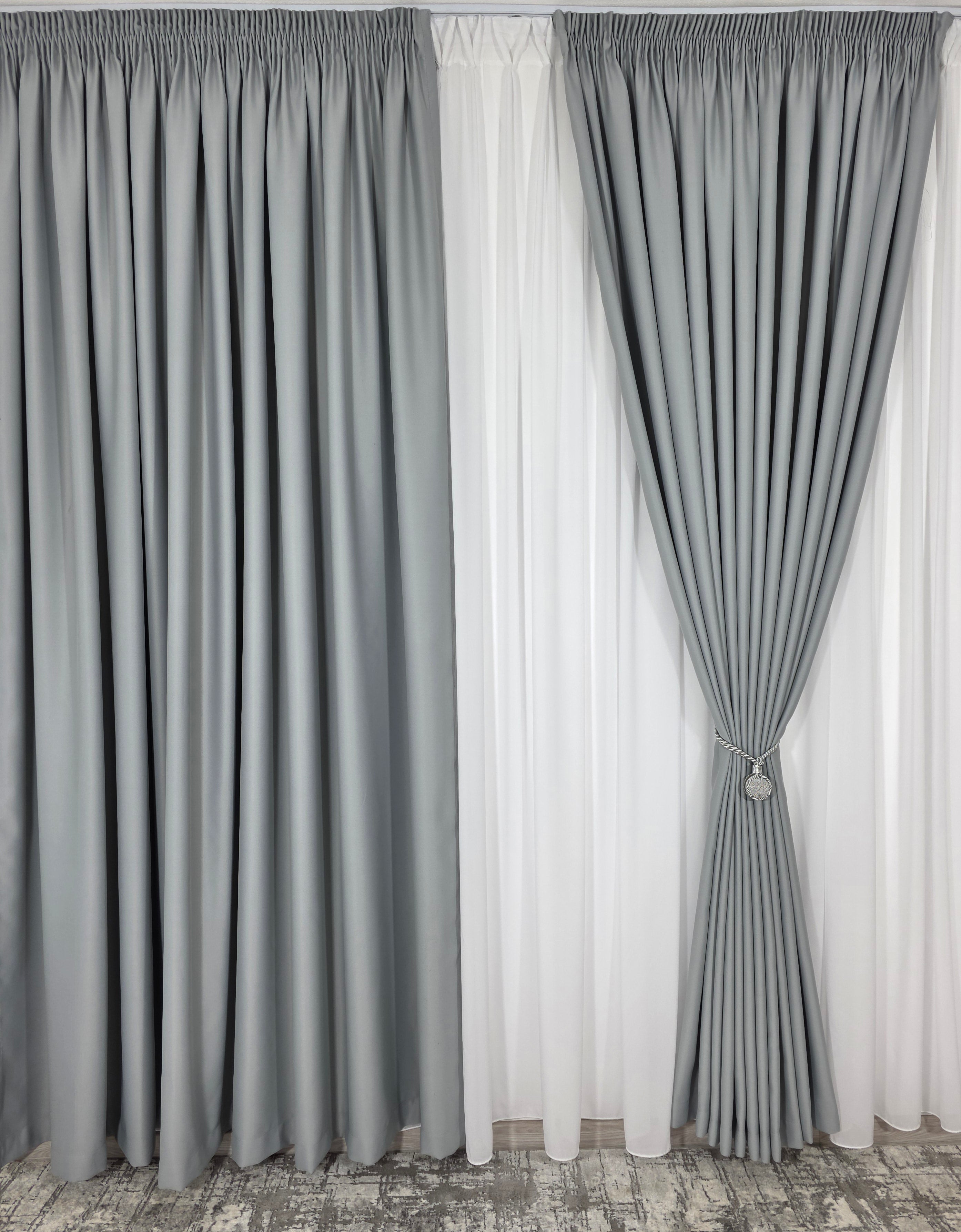 Colectia Blackout: Perdea Matase Alba Si Draperie Gri Cenusiu Blackout 80%