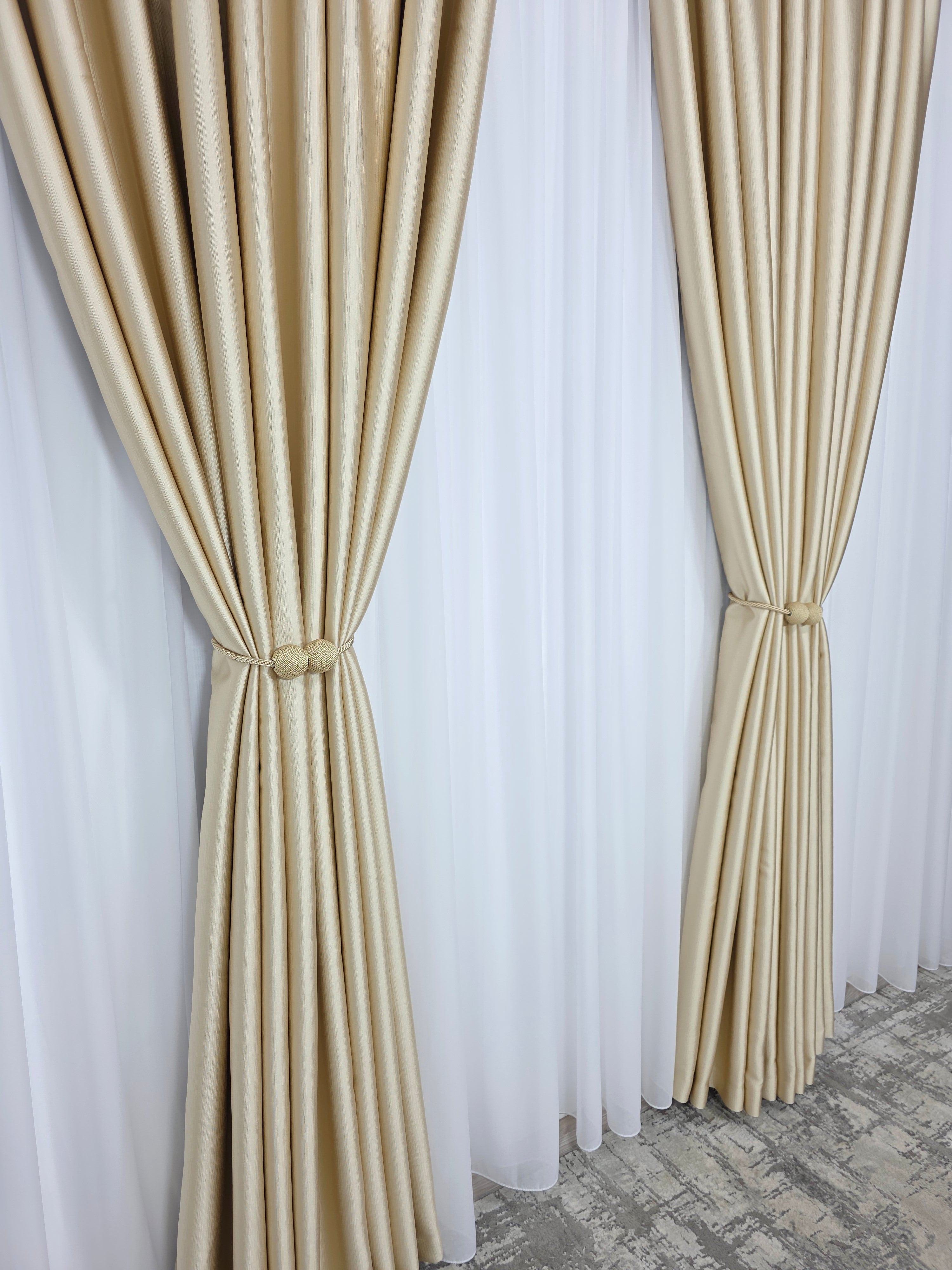 Colecția Noapte-Zi: Perdea voal alb premium si Draperie Paris blackout 100% opacă pe culoarea crem-auriu