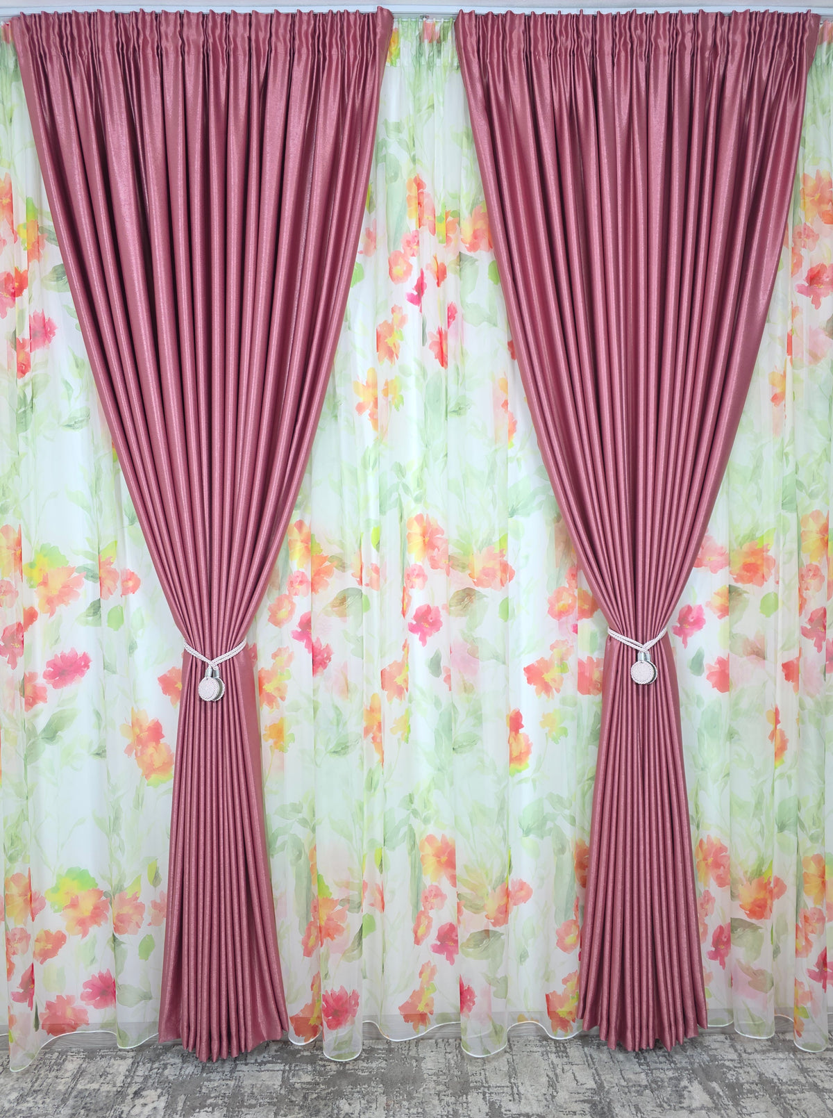 Set Petal Roz: Perdea Din Voal Cu Model Floral Si Draperie Soft Roz Semi-Opaca