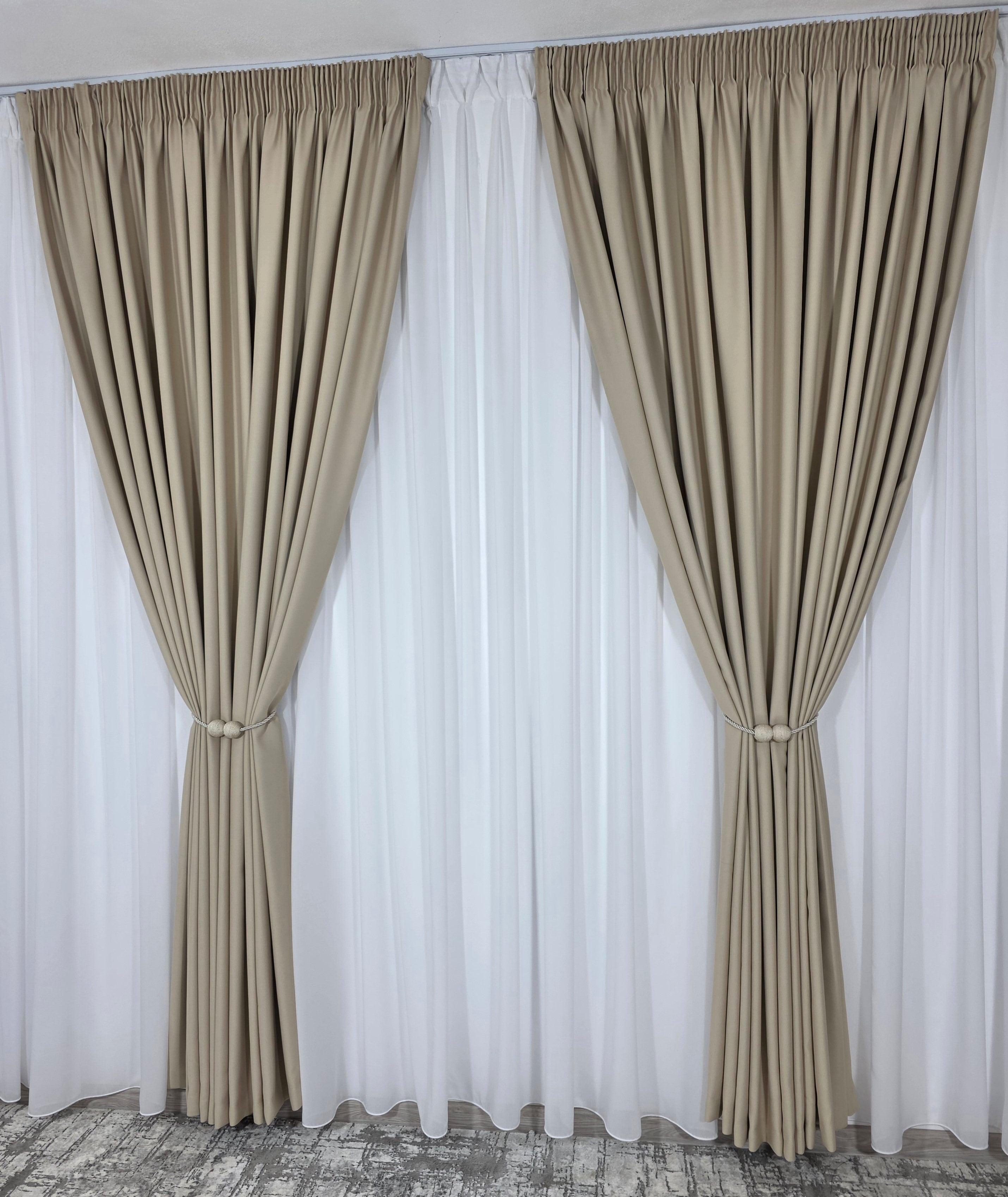 Colectia Blackout: Perdea Din Matase Alba Si Draperie Crem Blackout 80%