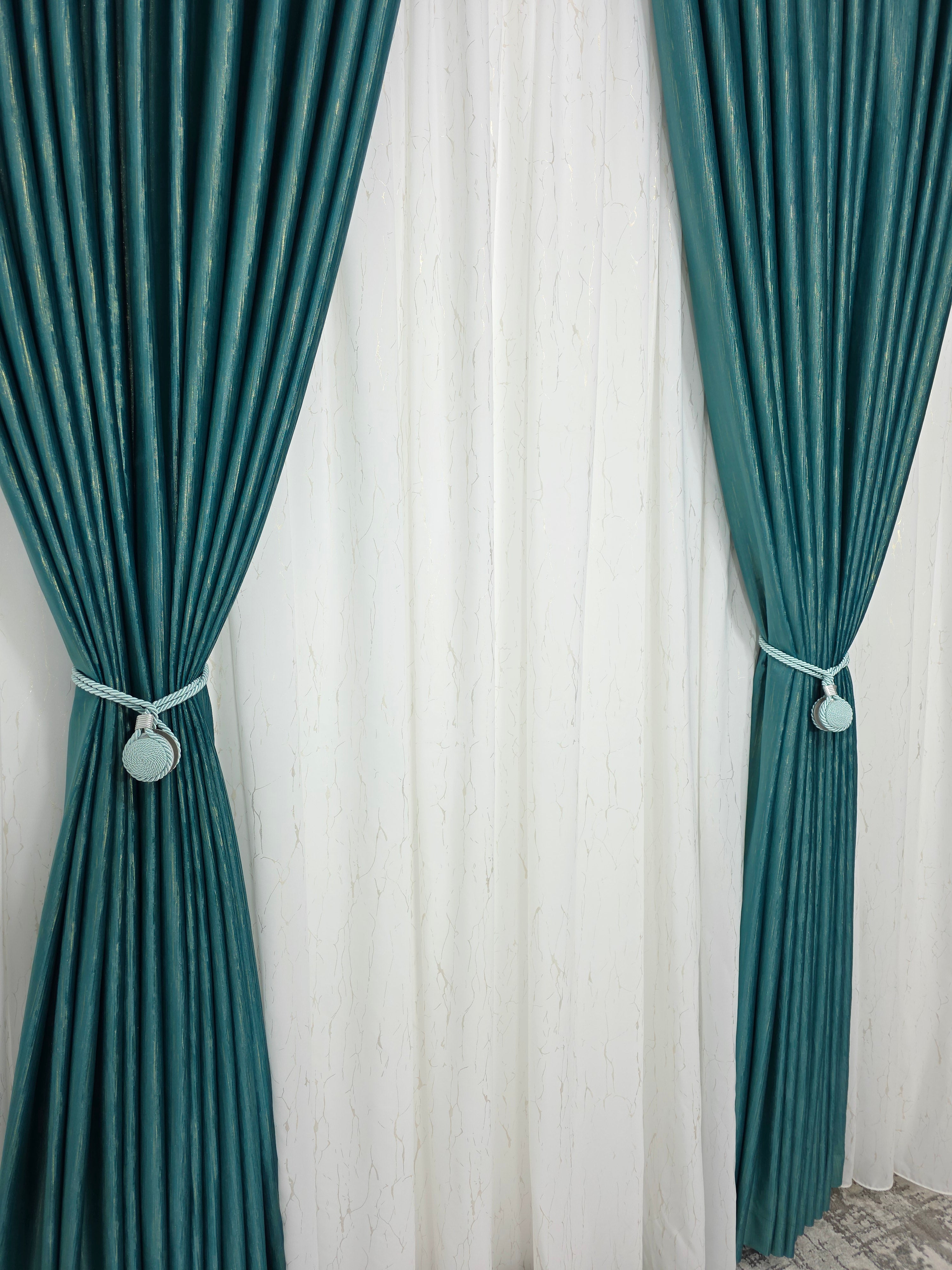 Colectia Valencia: Perdea Alba Din Matase Cu Insertii Aurii Varianta 1 Si Draperie Rolex Catifea Verde Turcoaz Cu Sclipici Auriu