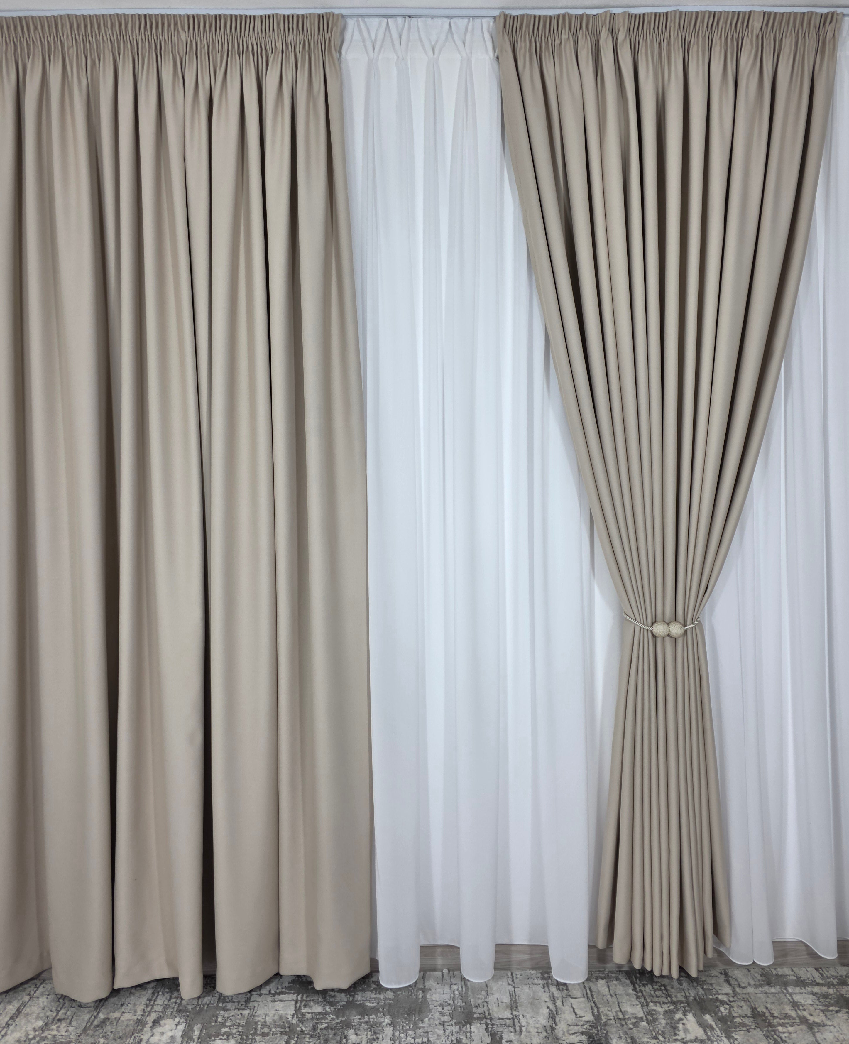 Colectia Blackout: Perdea Matase Alba Si Draperie Crem-Roze Blackout 80%