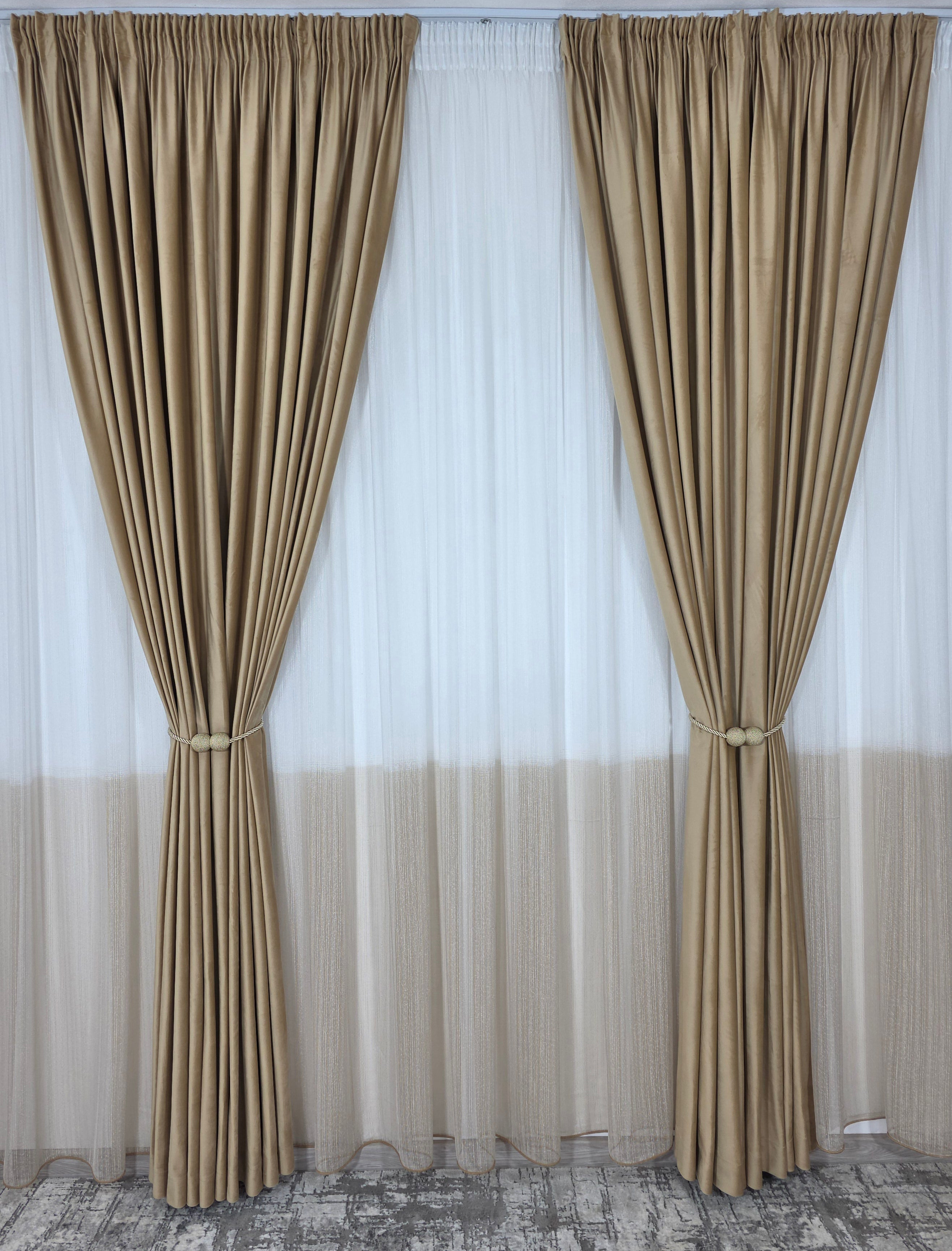 Set Marigold: perdea in doua culori alb-capucino tip borangic si draperie catifea crem-miere