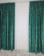 Colectia Amazon Varianta Verde Smarald: Perdea Nesifonabila Matase Alb Imaculat și Draperie Catifea Cu Insertii Aurii