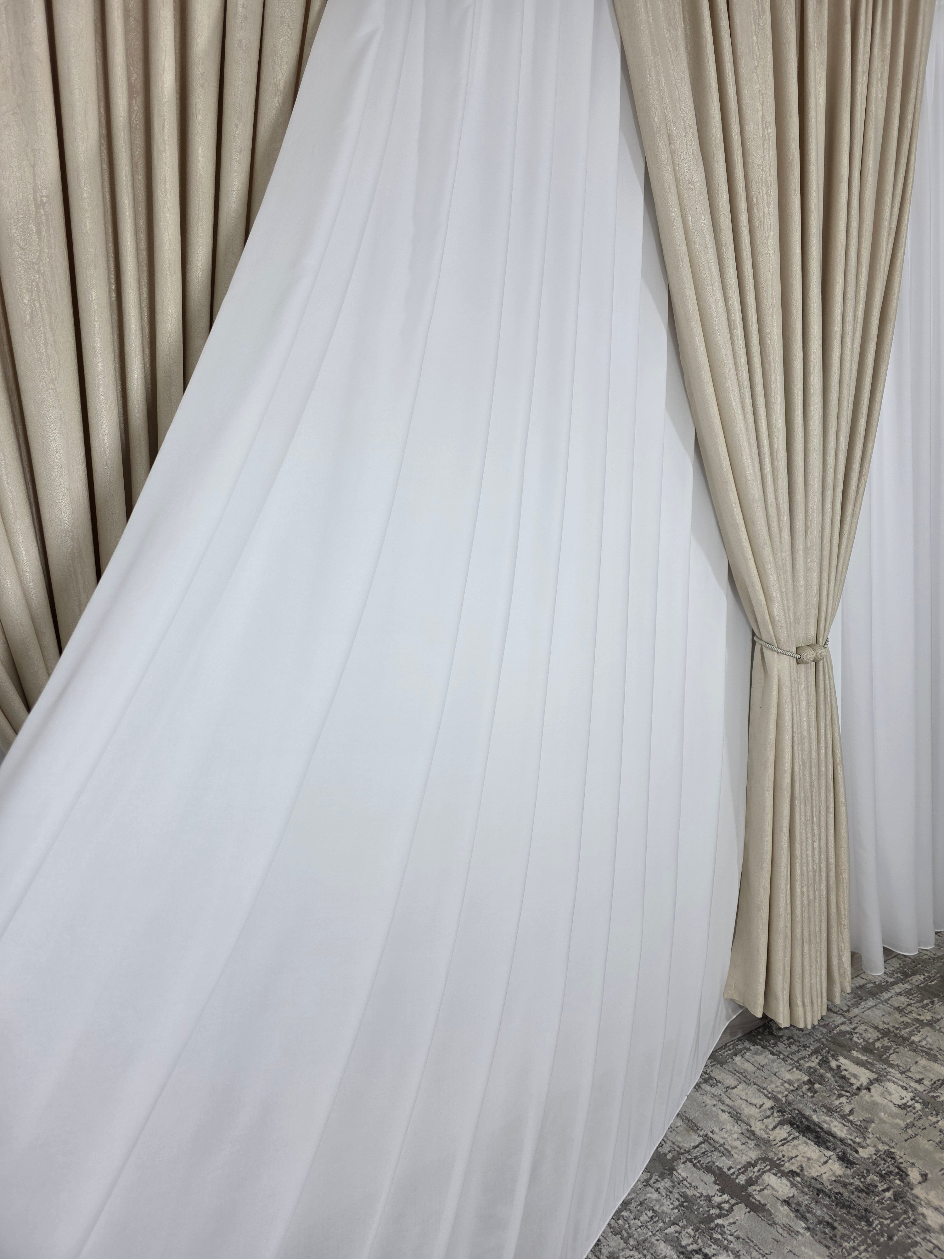 Colectia Lucy: perdea alba simpla voal si draperie crem cu model de vopsea decorativa