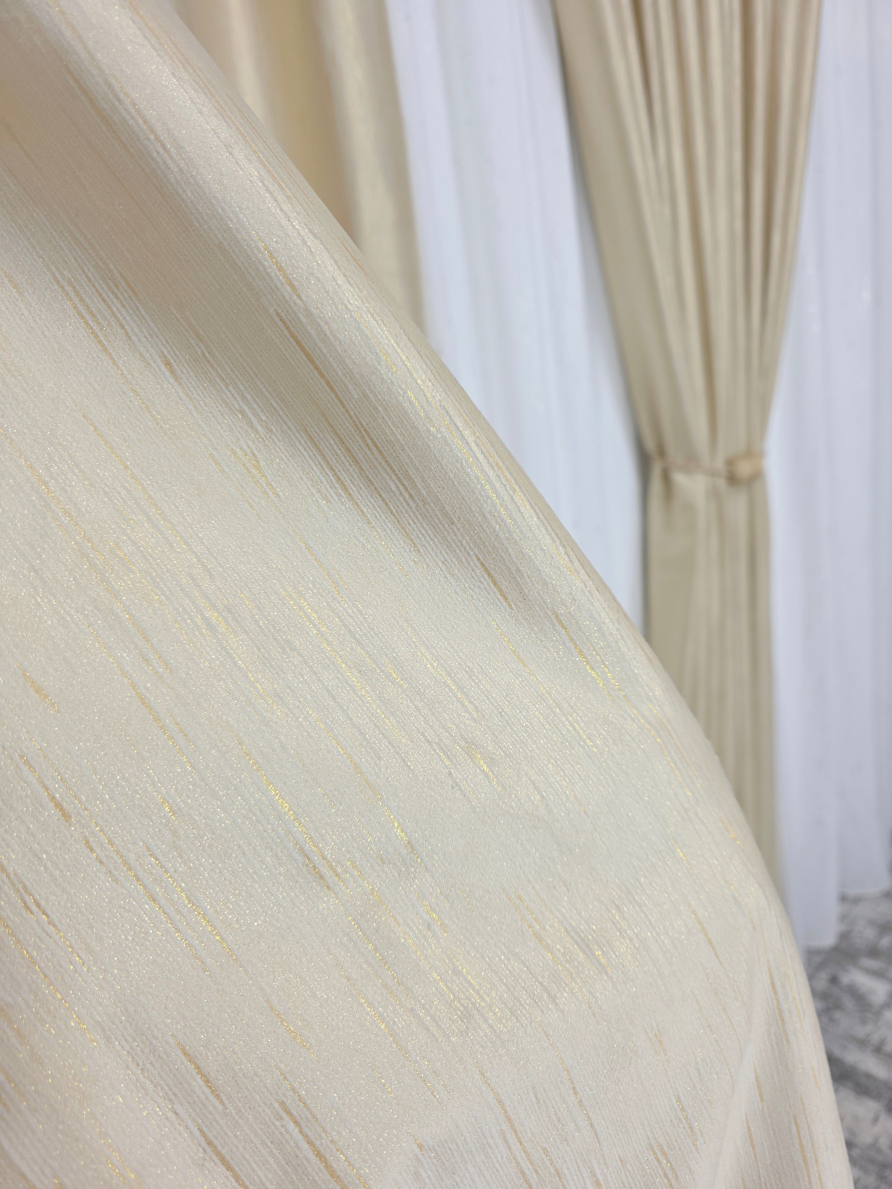 Colectia Valencia: Perdea Alba Din Matase Cu Insertii Aurii Varianta 1 Si Draperie Rolex Catifea Crem Auriu Cu Sclipici Auriu