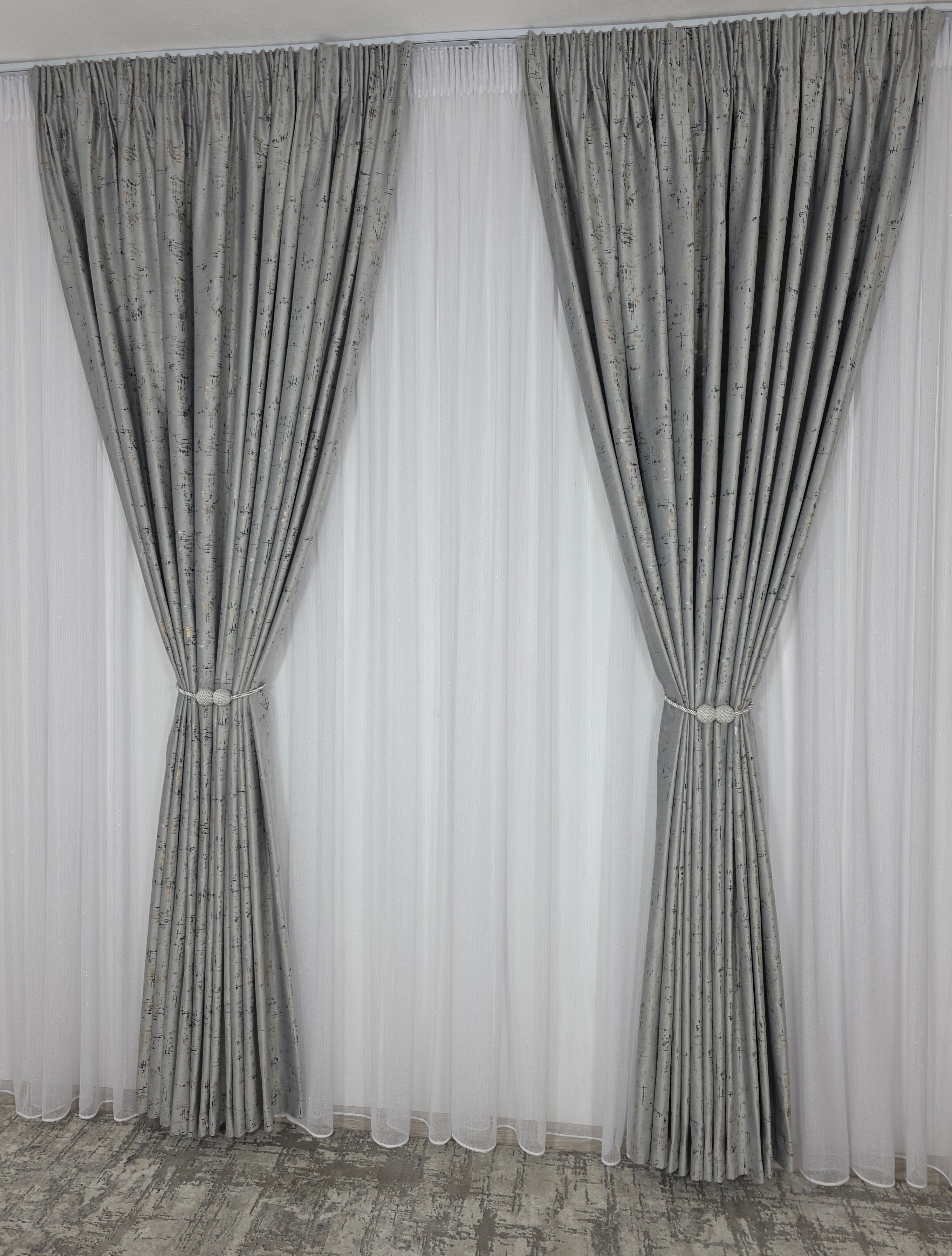Colectia Pandantiv: Perdea Alba Din Borangic Cu Sidef Argintiu Si Draperie Catifea Gri Deschis Cu Insertii