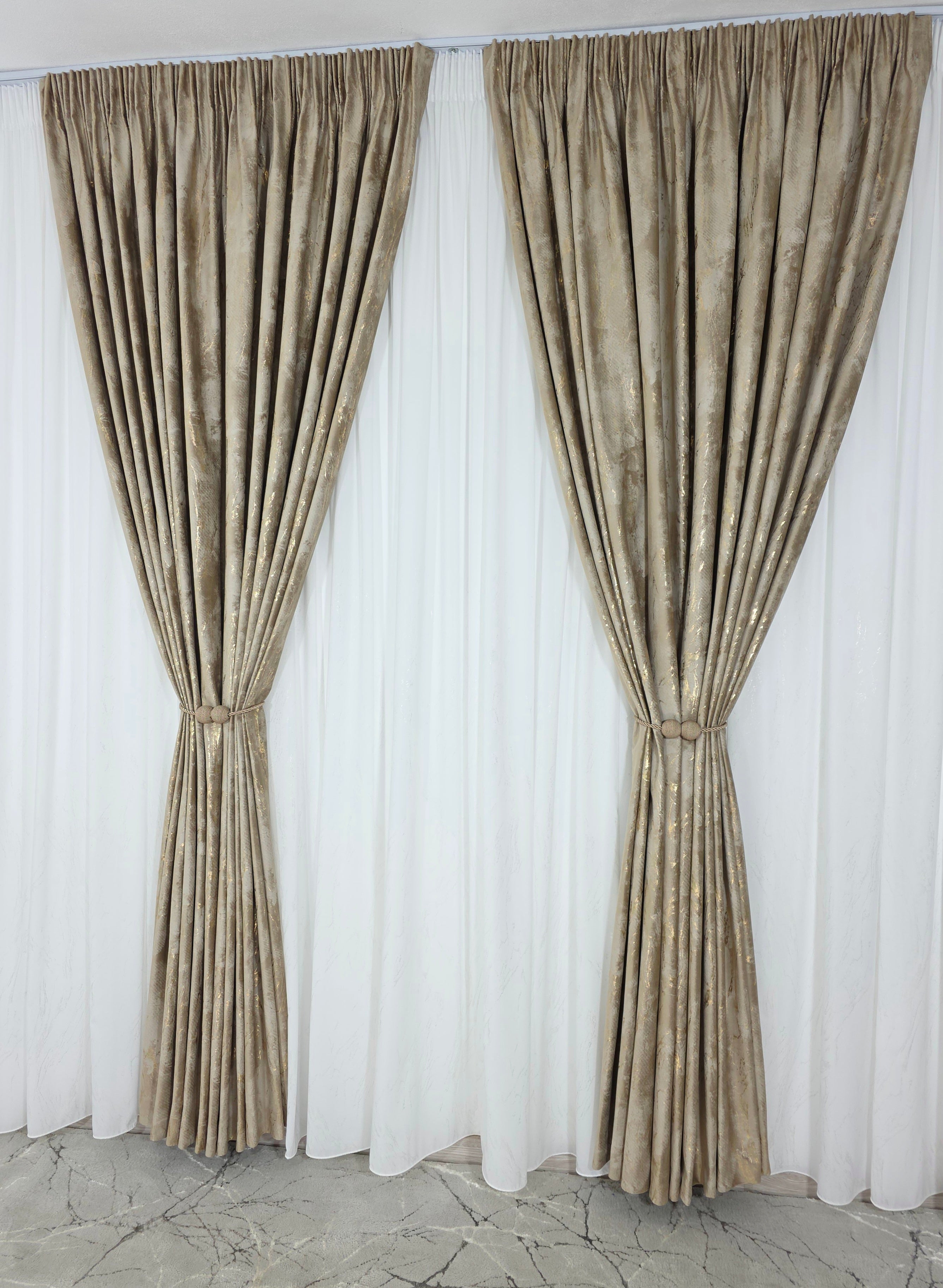Colectia Venetia: perdea din matase cu insertii aurii varianta 3 si draperie din catifea cu insertii aurii - Auriu