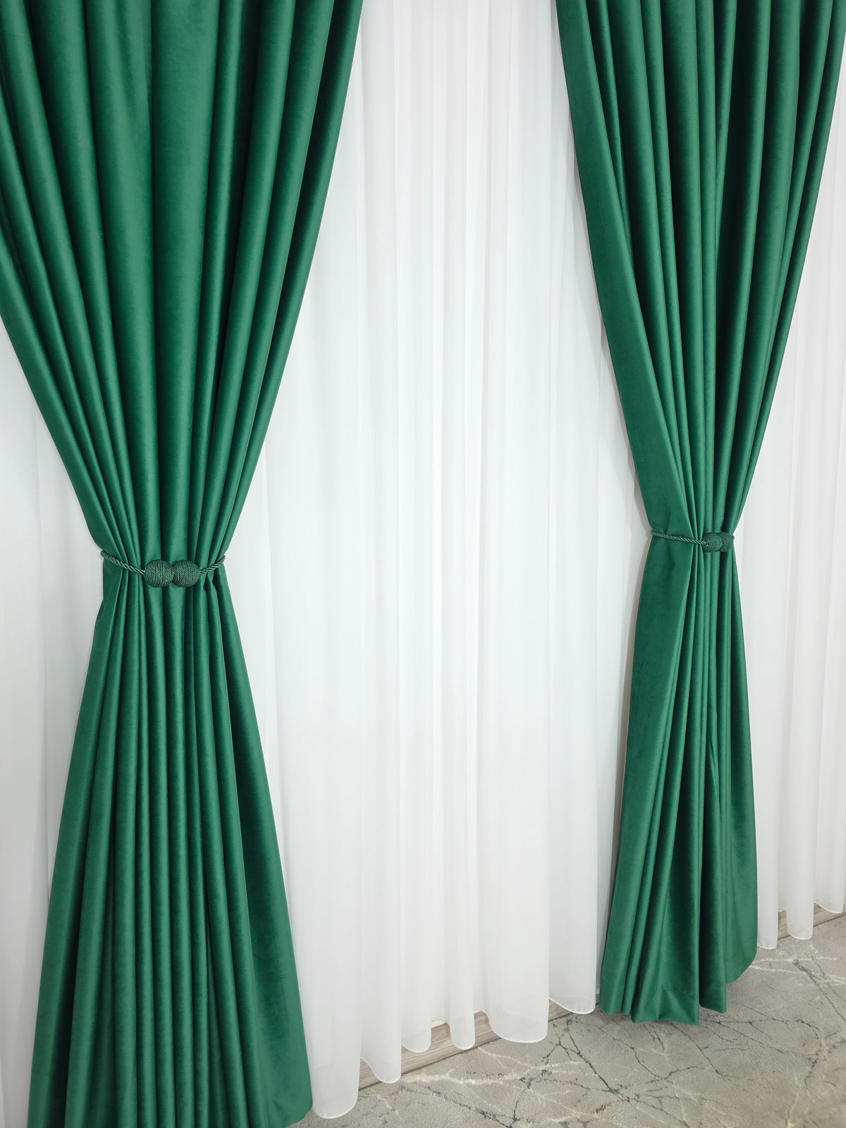 Set Premium: Perdea Matase Alba și Draperie Verde Smarald Catifea Garantat Opacă Blackout 100%