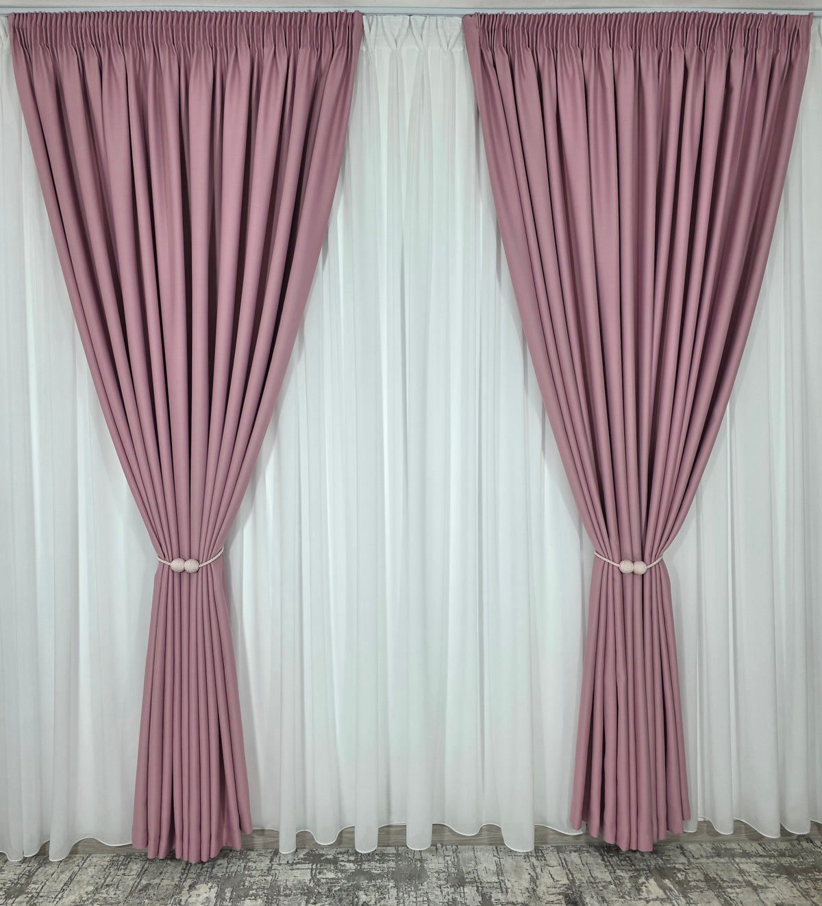 Colectia Blackout: Perdea Matase Alba Si Draperie Roz Blackout 80%