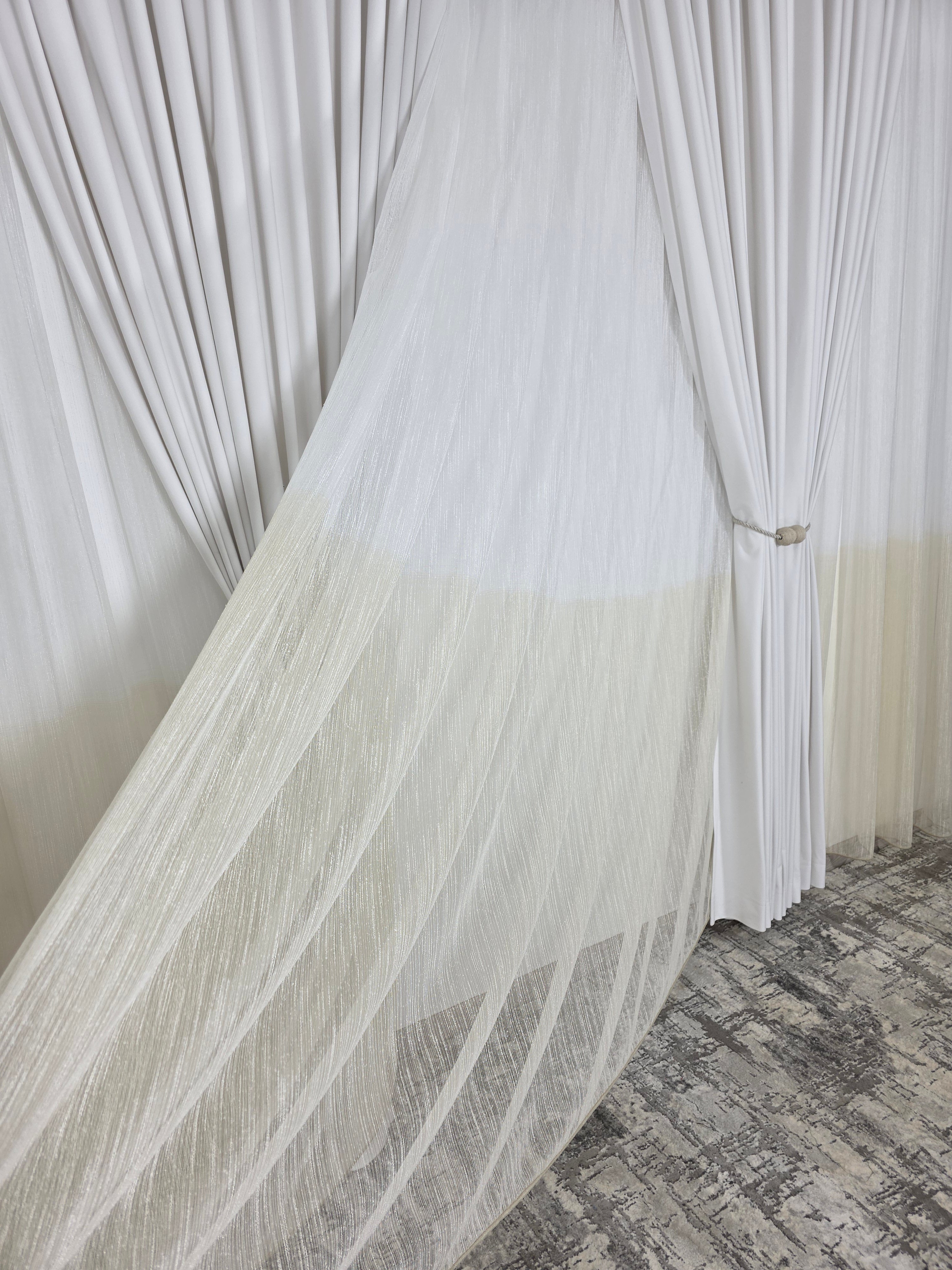 Set Dove: perdea in doua culori alb-crem tip borangic si draperie catifea alba