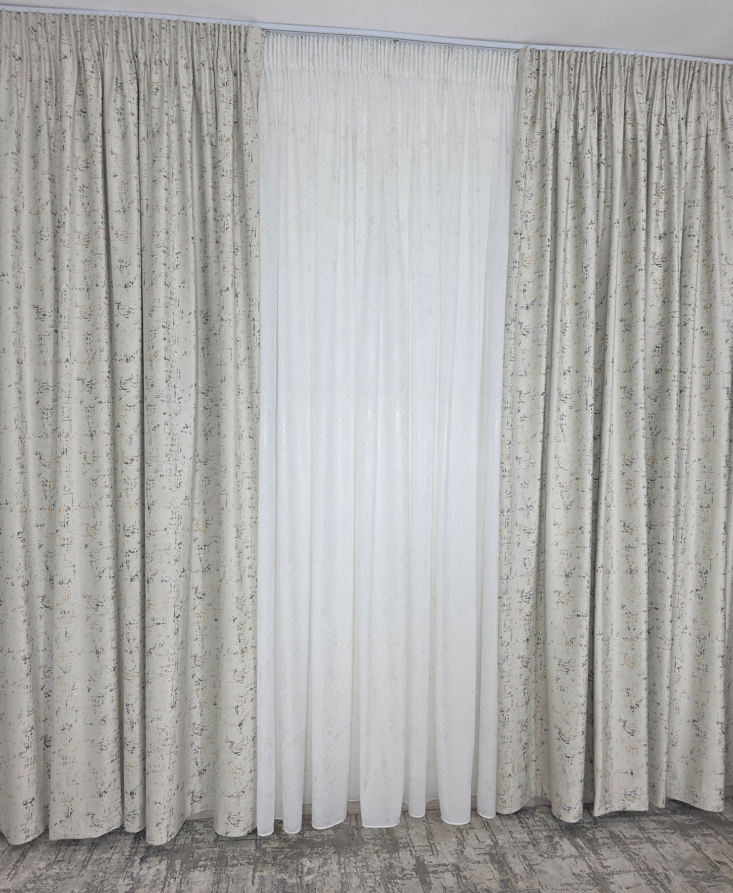 Colectia Royal: Perdea Alba Din Matase Cu Insertii Aurii Varianta 2 Si Draperie Catifea Crem Cu Insertii