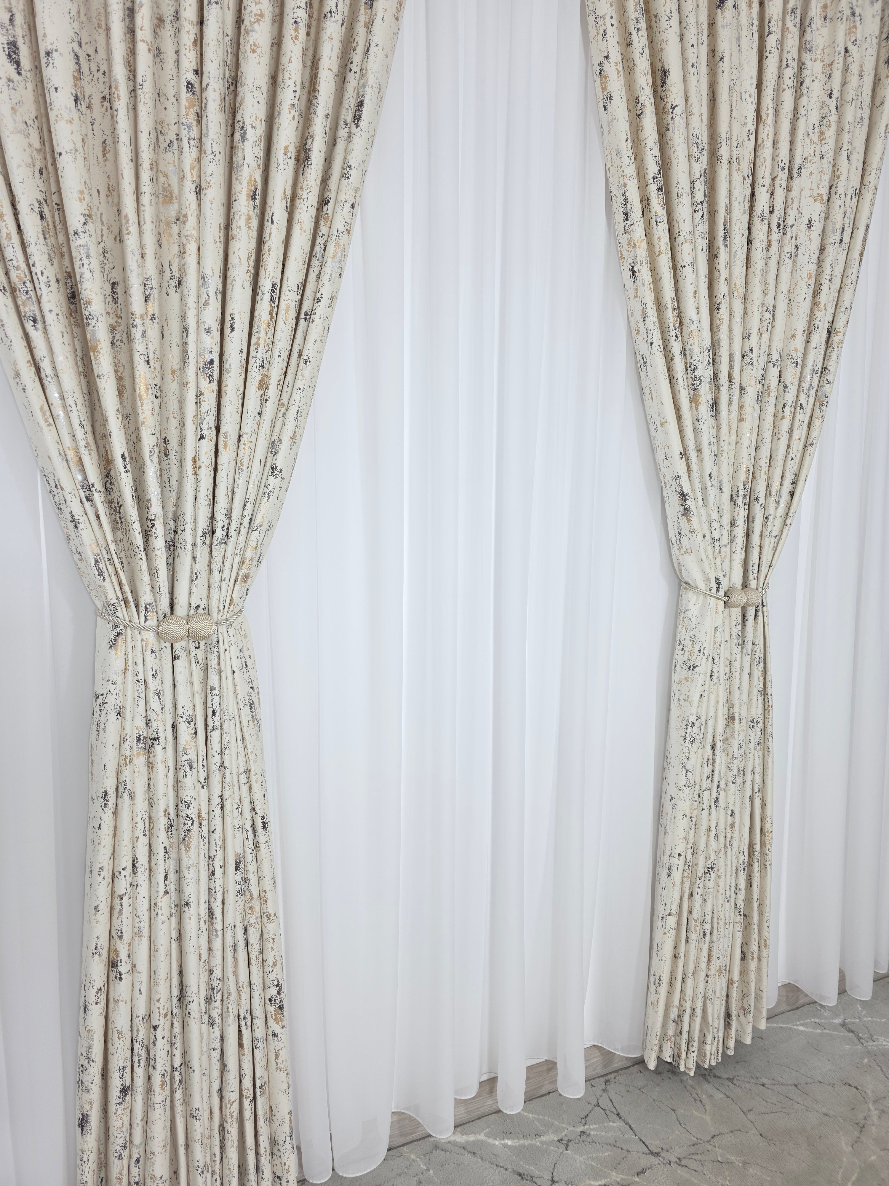 Colectia Elegance: Perdea Voal Premium Si Draperie Catifea Bej Cu Insertii model Golden