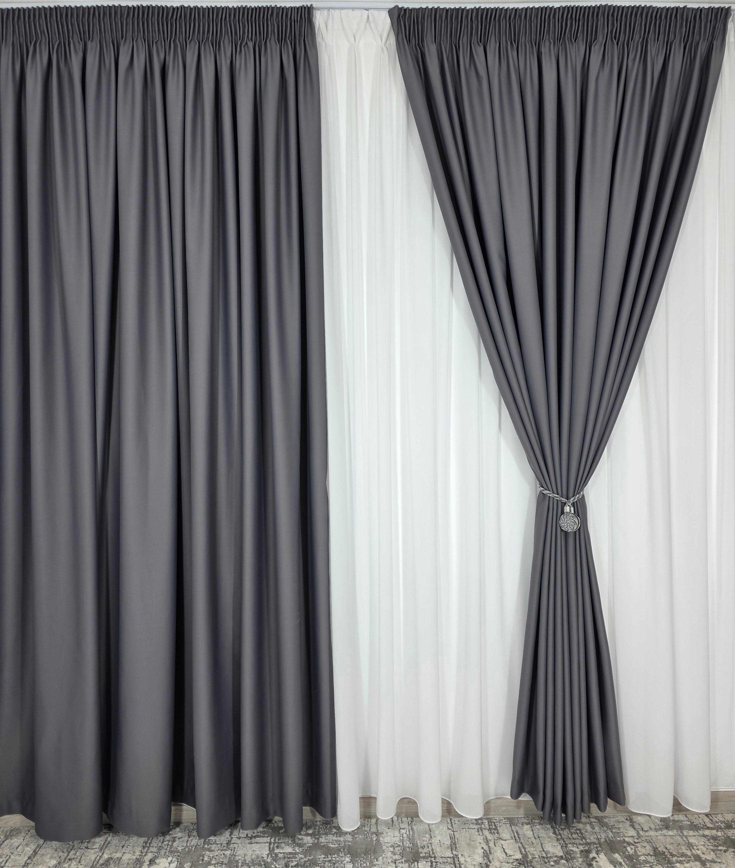 Colectia Blackout: Perdea Matase Alba Si Draperie Gri Inchis Blackout 98%