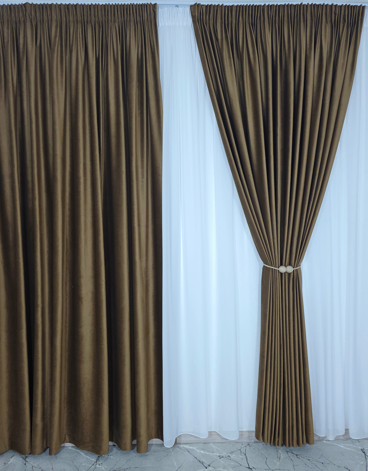 Set Diva:Recomandat pentru Camere in Nuante de Maro, Bej, Crem si Alb - Perdea Voal Alb si Draperie Catifea Maro pentru Living si Dormitor - Confectionat pe Comanda