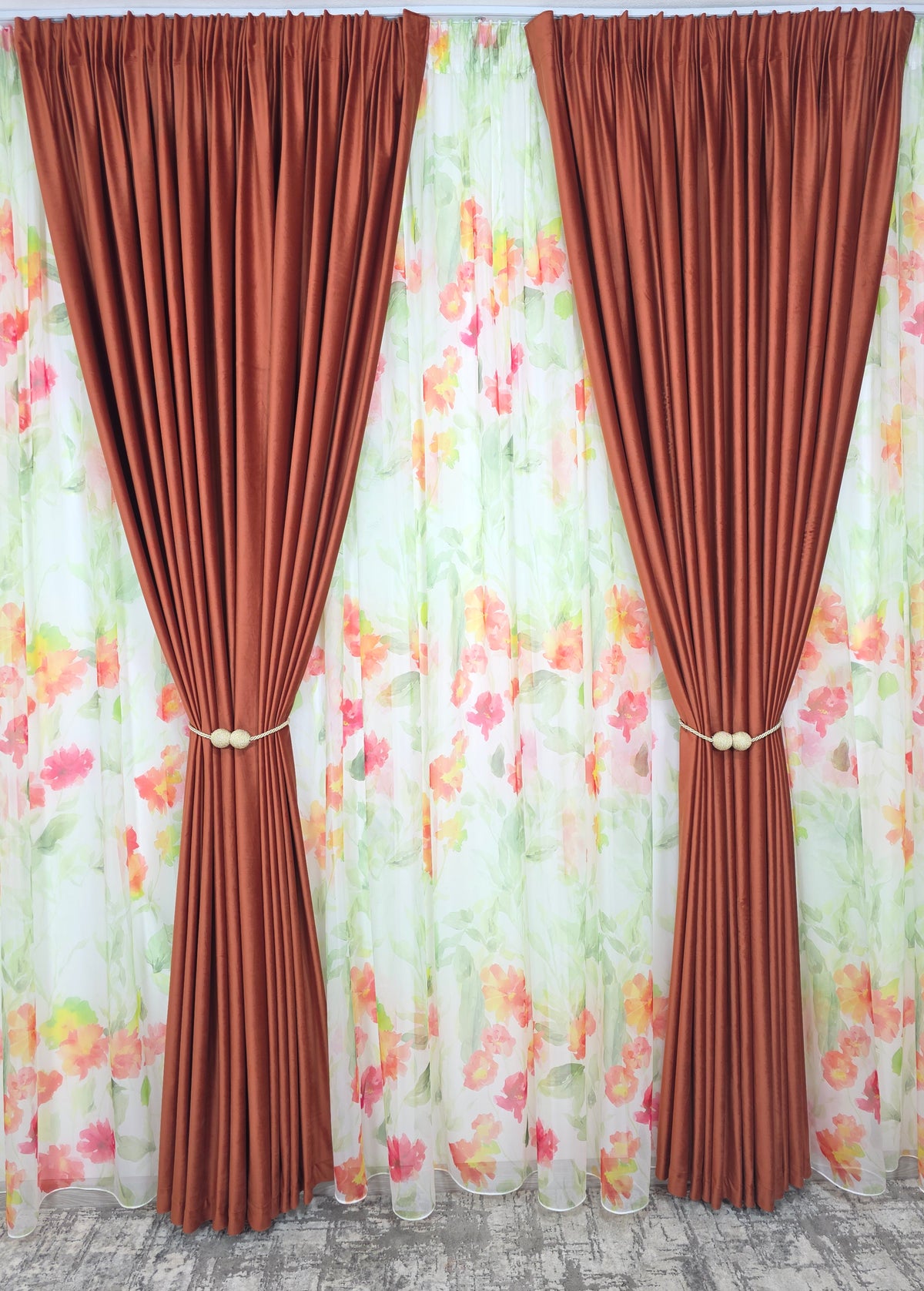 Set Petale in Cupru: Perdea Din Voal Cu Model Floral Si Draperie Catifea Caramiziu