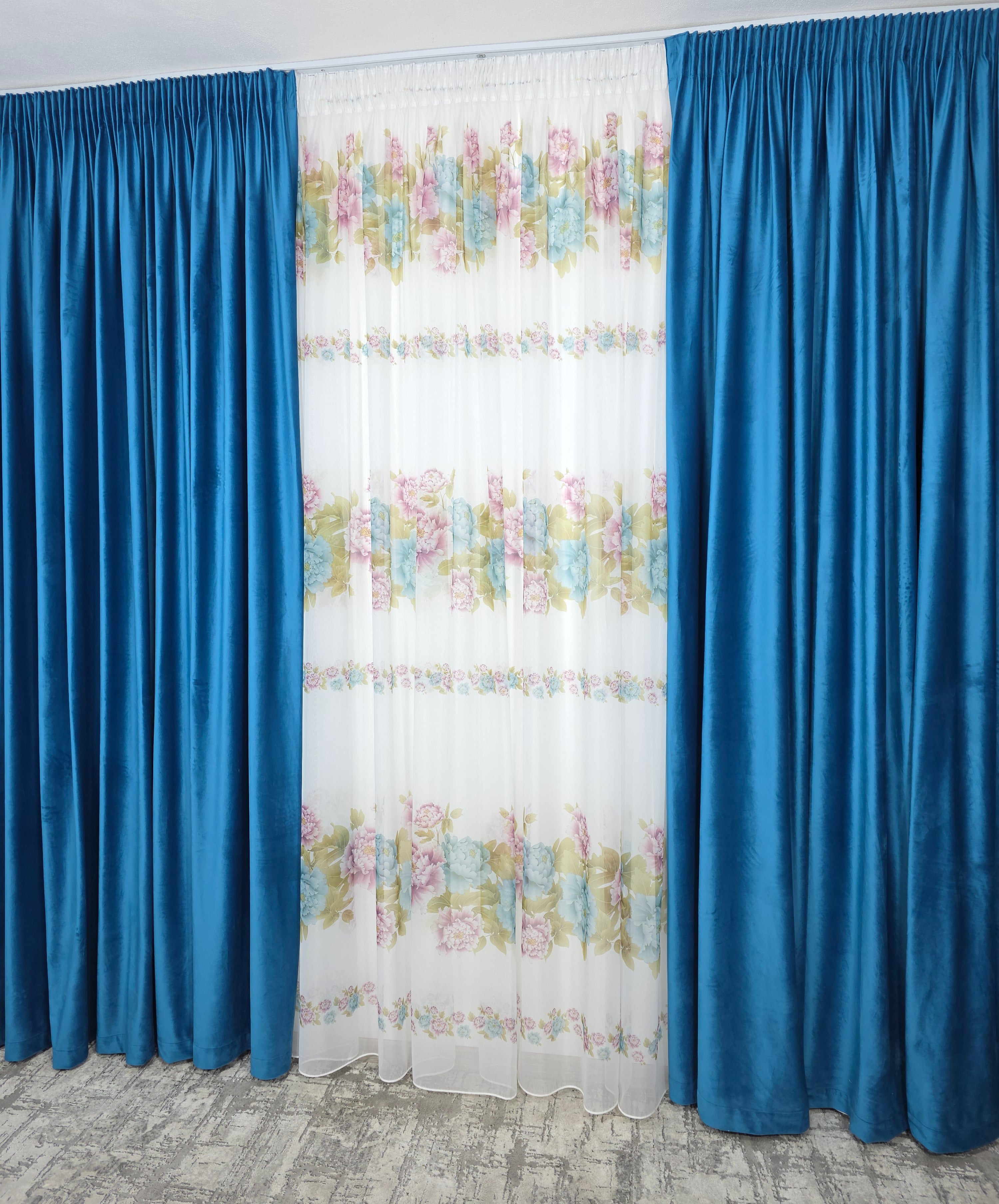 Set Grădină în Azur: Perdea Din Voal Cu Model Floral Si Draperie Catifea Turcoaz