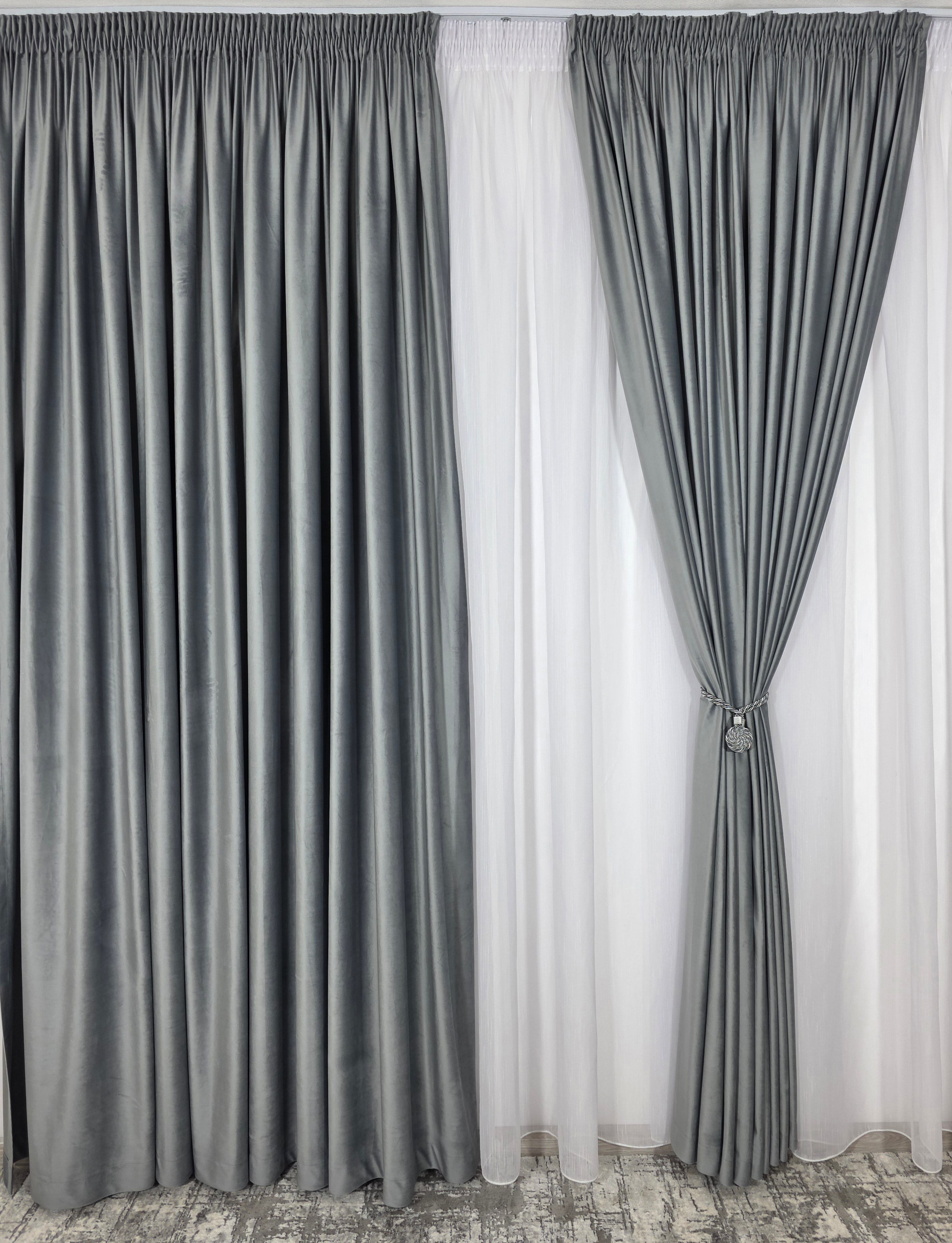 Set Lara: perdea alba sable si draperie catifea gri deschis
