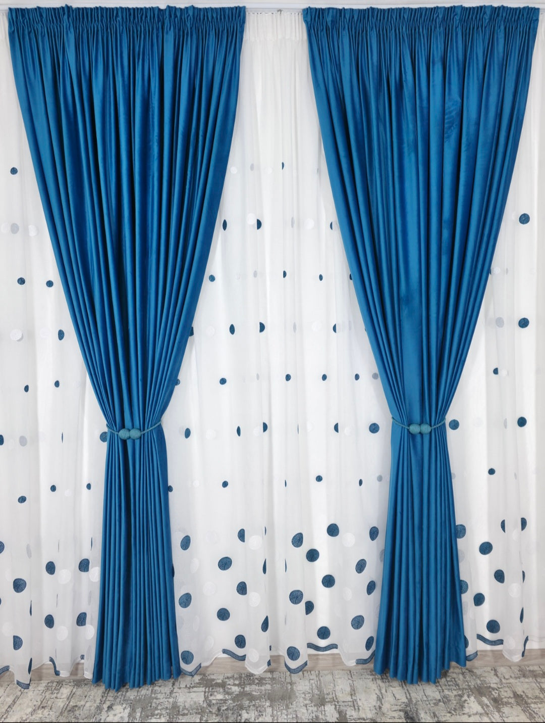 Set Liana: perdea alba din in cu buline turcoaz cu draperie catifea turcoaz