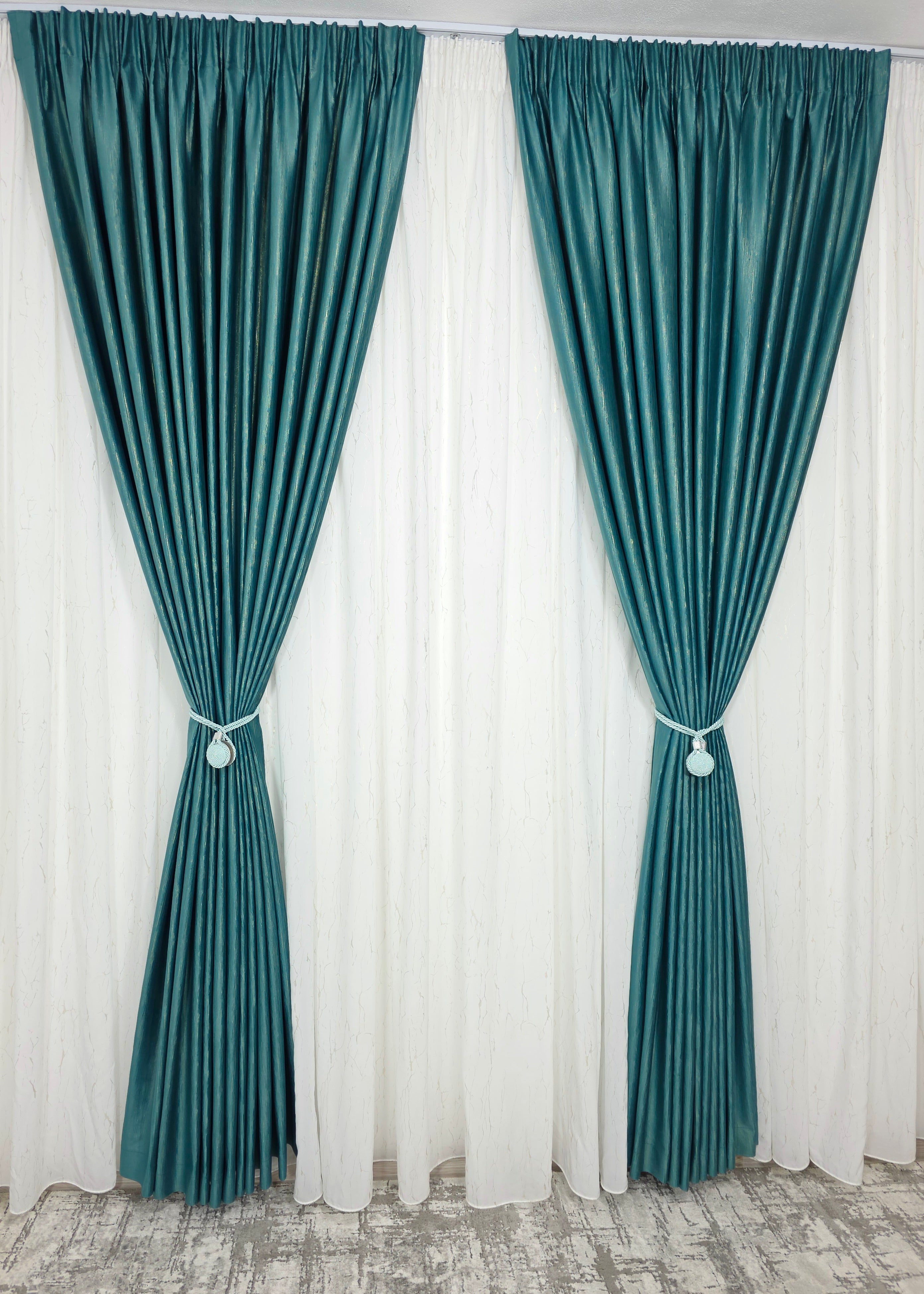 Colectia Valencia: Perdea Alba Din Matase Cu Insertii Aurii Varianta 1 Si Draperie Rolex Catifea Verde Turcoaz Cu Sclipici Auriu