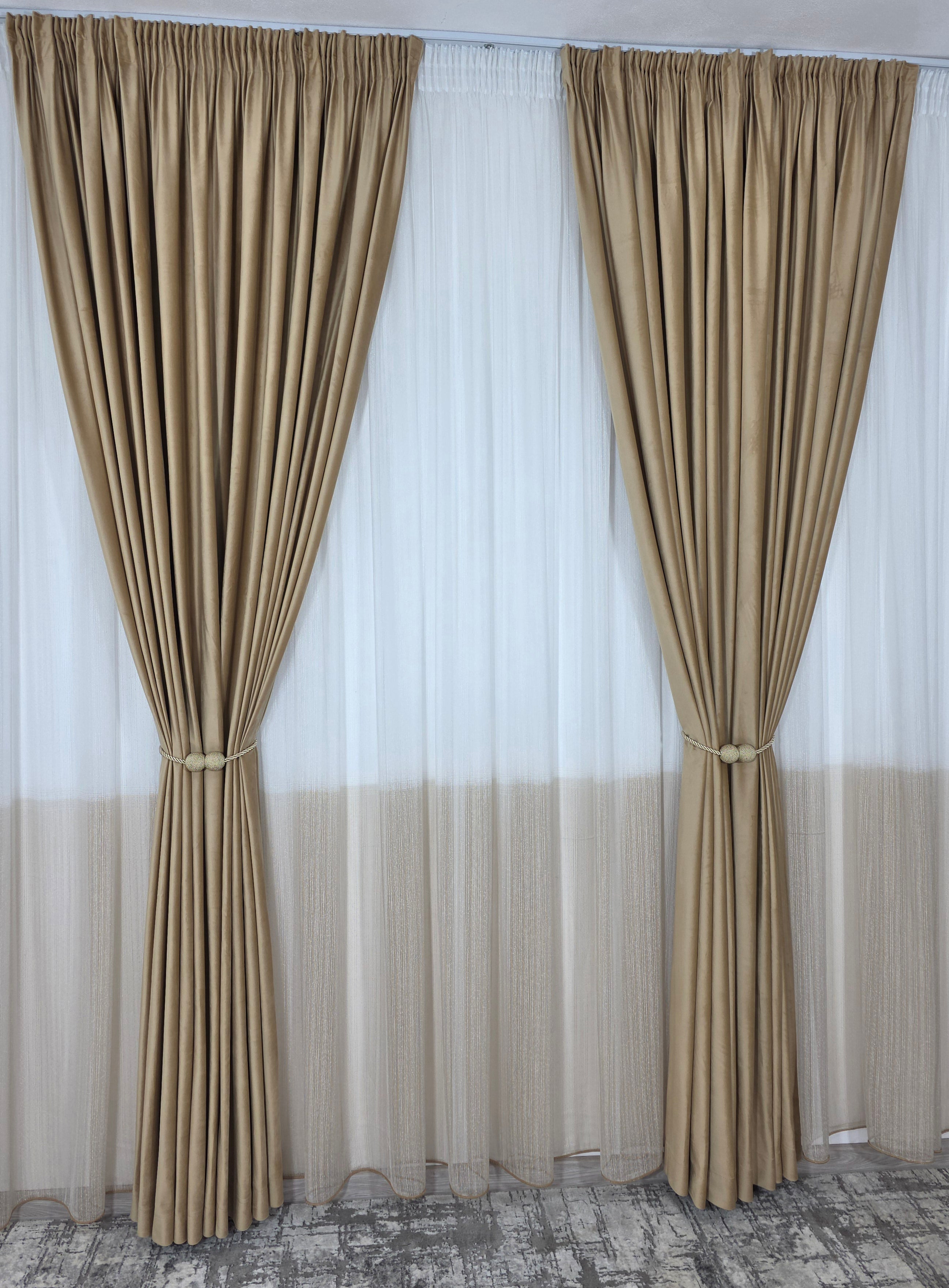 Set Marigold: perdea in doua culori alb-capucino tip borangic si draperie catifea crem-miere