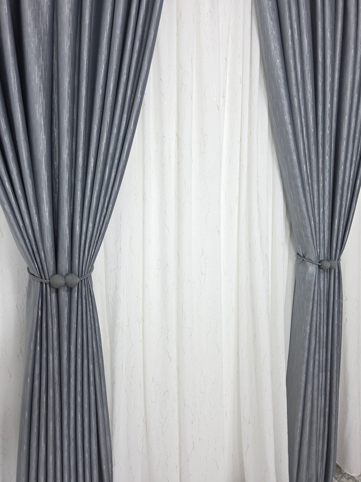 Colectia Valencia – Perdea Alba din Matase cu Insertii Aurii Varianta 1 si Draperie Rolex Catifea Gri cu Sclipici Auriu – Ideal pentru Livinguri Moderne cu Canapele Gri, Mobilier Alb si Accente Aurii – Confectionat pe Comanda
