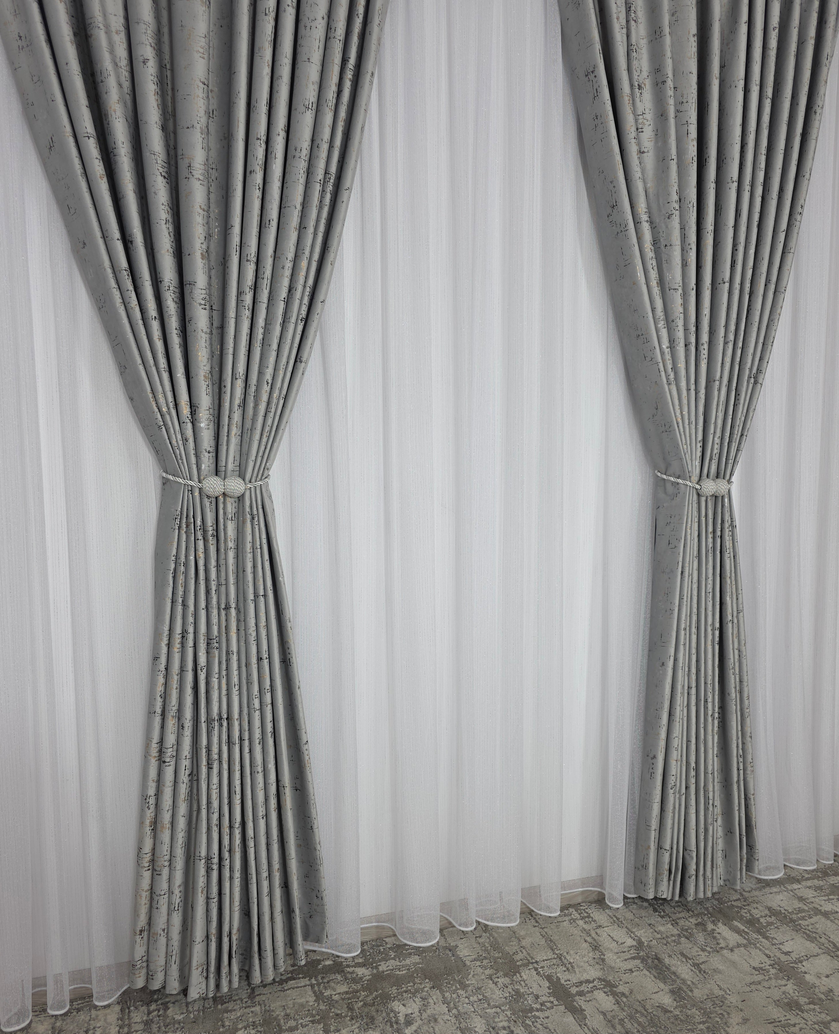 Colectia Pandantiv: Perdea Alba Din Borangic Cu Sidef Argintiu Si Draperie Catifea Gri Deschis Cu Insertii