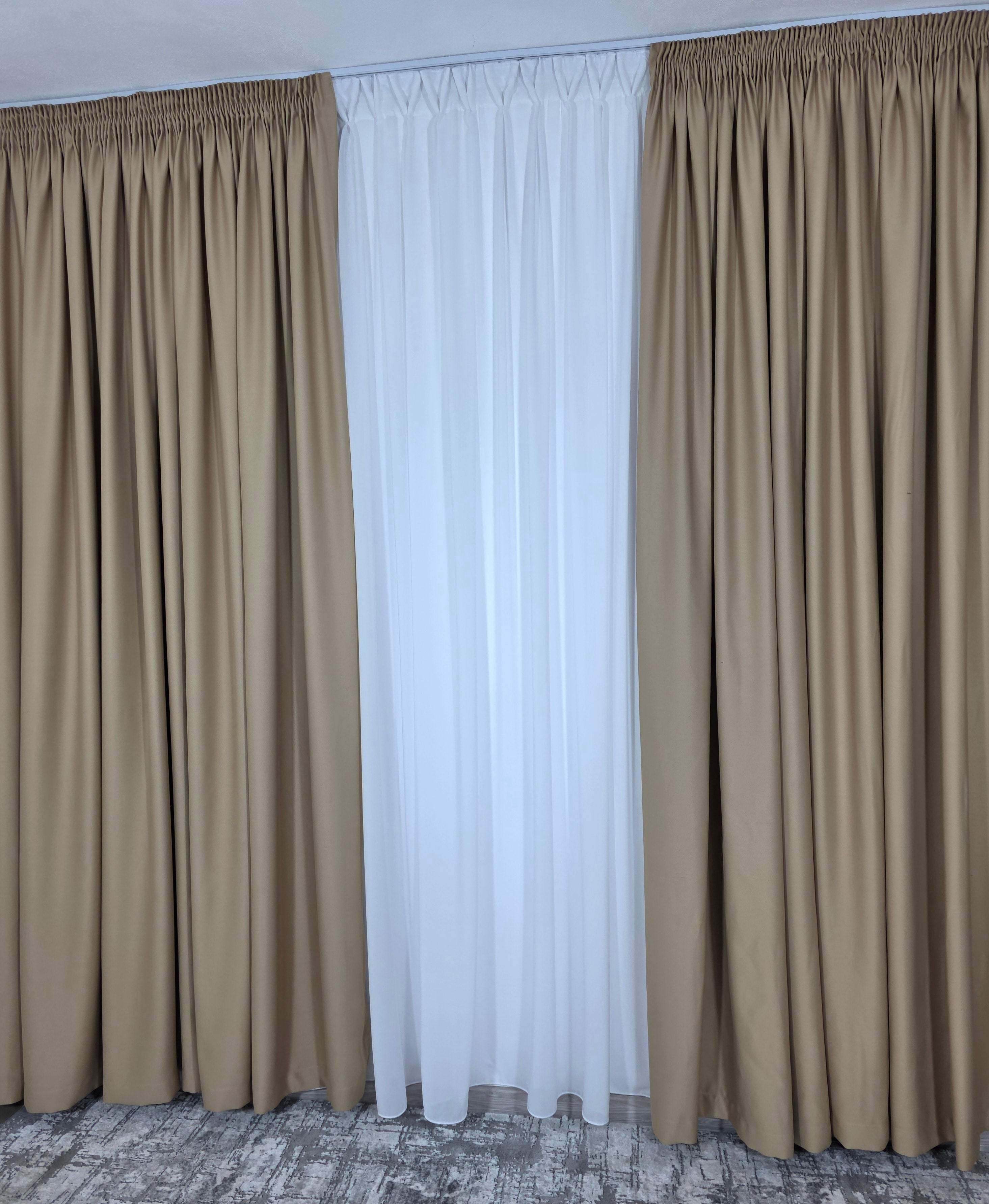 Colectia Blackout: Perdea Matase Alba Si Draperie Capucino Blackout 80%
