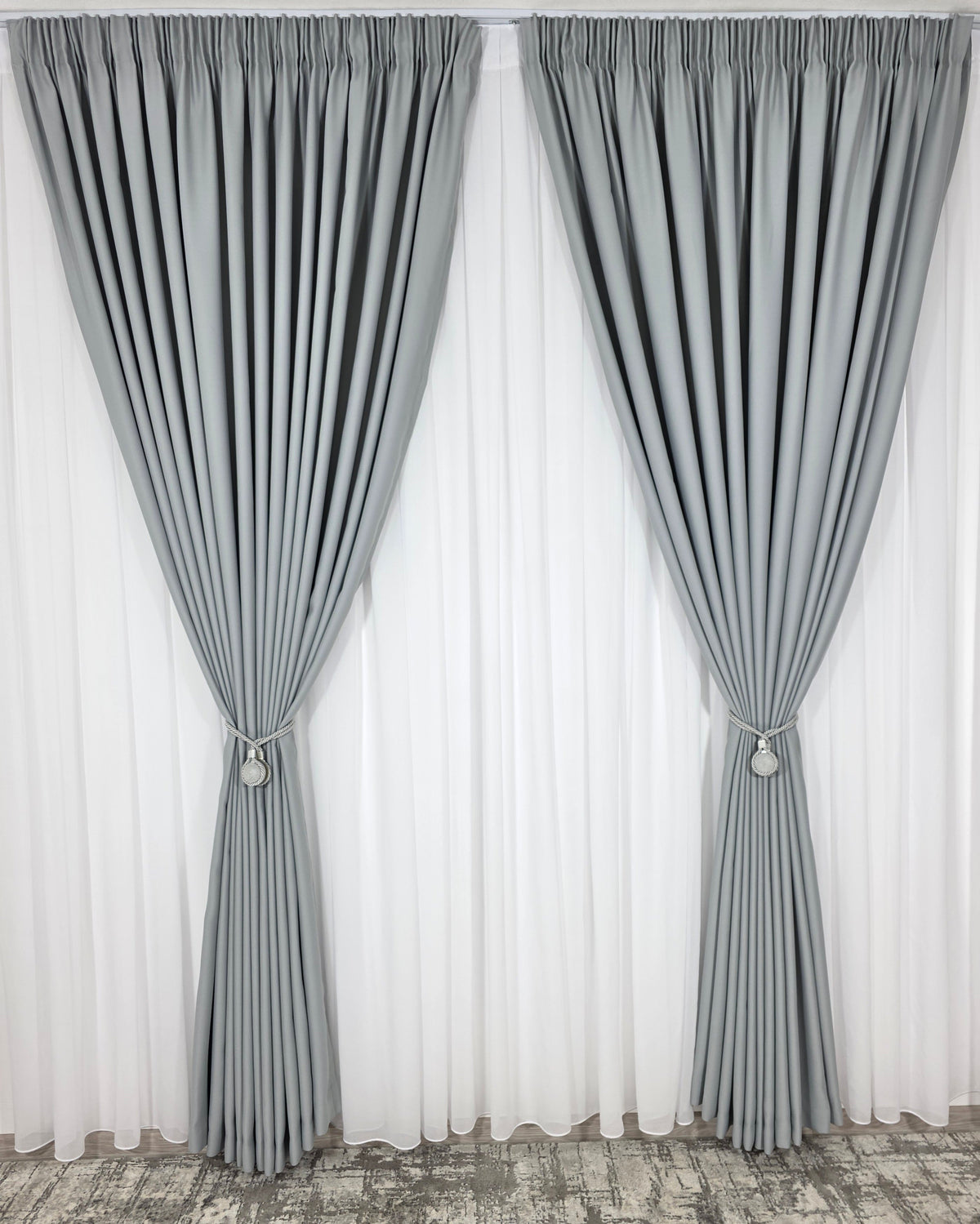 Colectia Blackout: Perdea Matase Alba Si Draperie Gri Deschis Blackout 80%