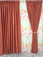 Set Petale in Cupru: Perdea Din Voal Cu Model Floral Si Draperie Catifea Caramiziu