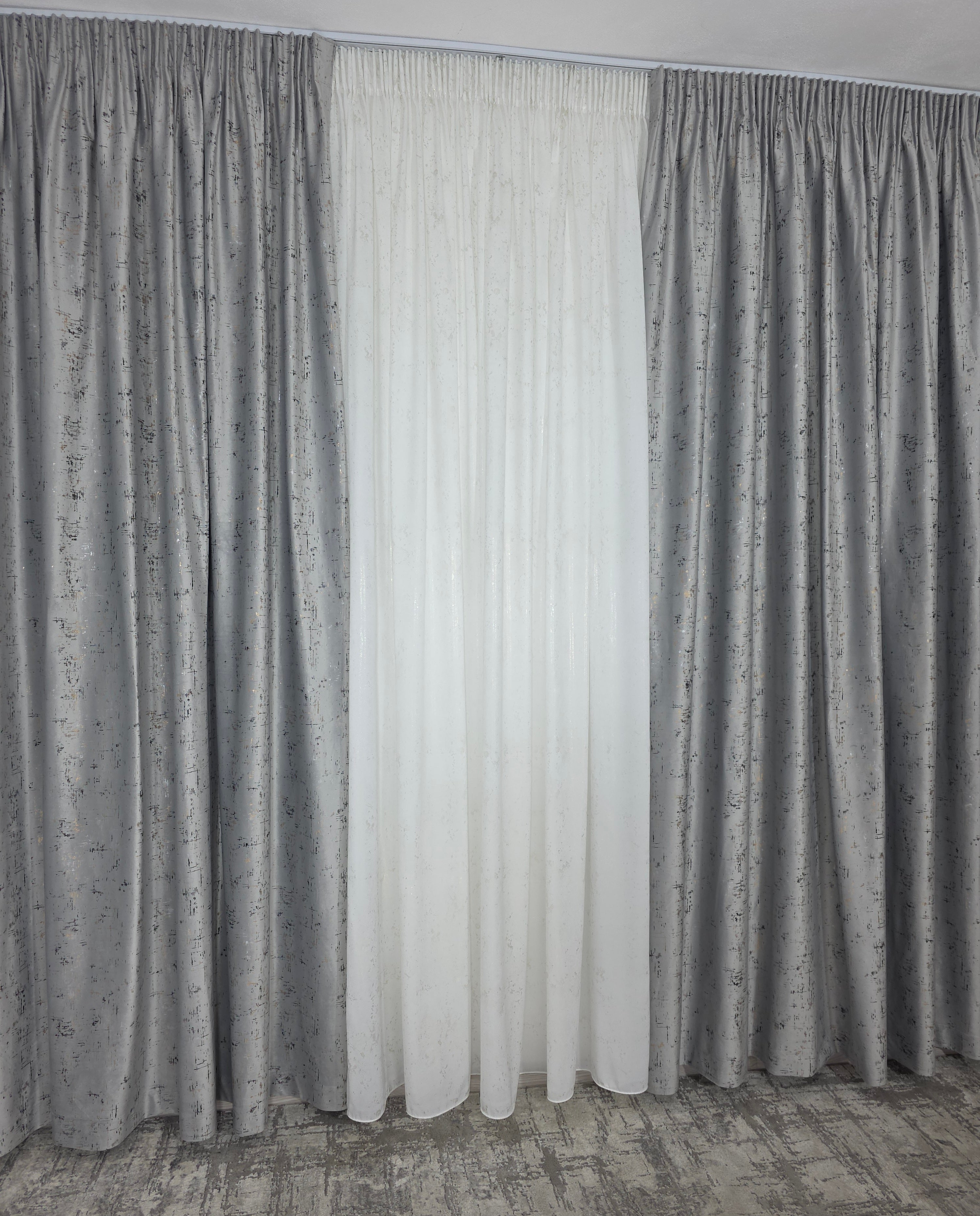 Colectia Royal: Perdea Alba Din Matase Cu Insertii Aurii Varianta 2 Si Draperie Catifea Gri Deschis Cu Insertii