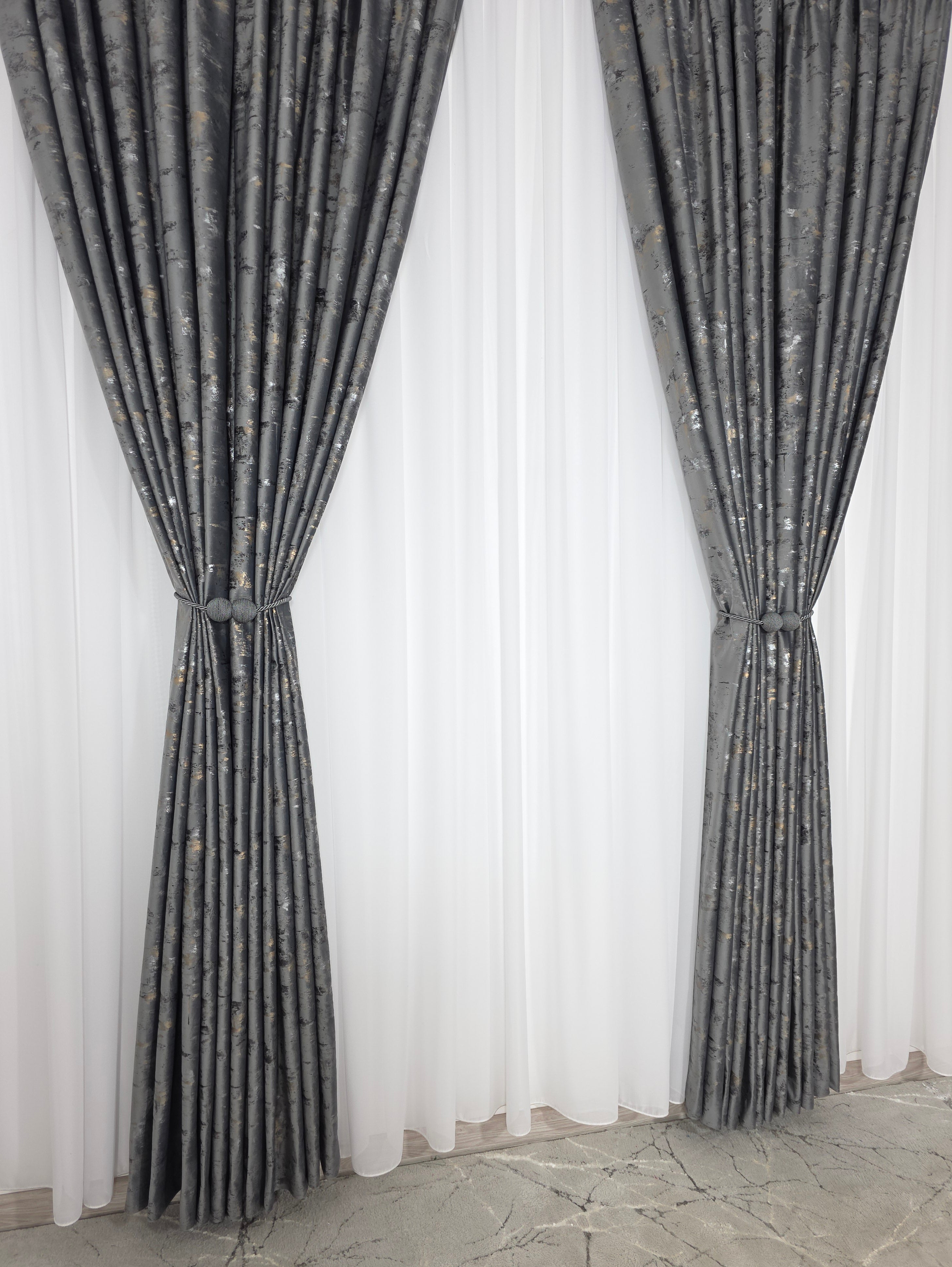Colectia Elegance: Perdea Voal Premium Si Draperie Catifea Gri Inchis Cu Insertii model Golden