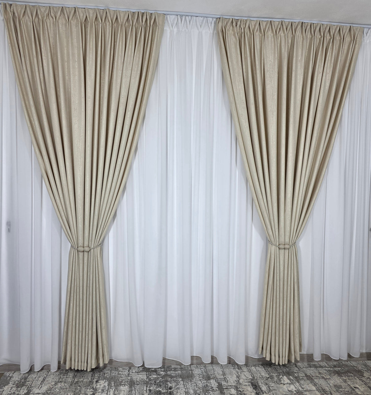 Colectia Lucy – Perdea Voal Alb Simplu si Draperie Crem cu Model Tip Vopsea Decorativa – ideal pentru livinguri cu canapele crem, bej sau gri deschis si mobilier alb sau lemn natur, confectionat pe comanda