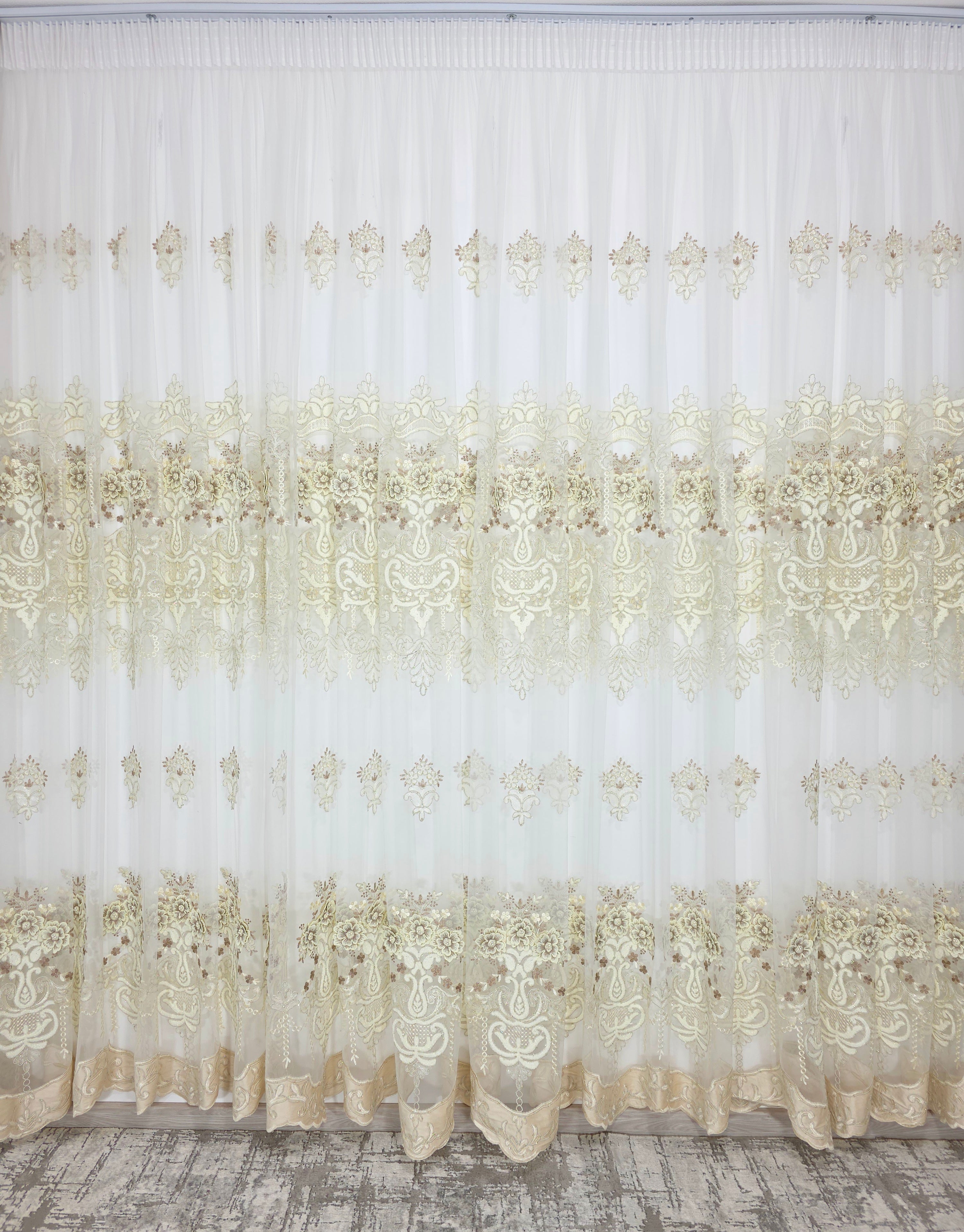 Set Luminita: Perdea Lux Cu Broderie 3d Crem Si Draperie Rolex Din Catifea Crem Auriu Cu Sclipici Auriu